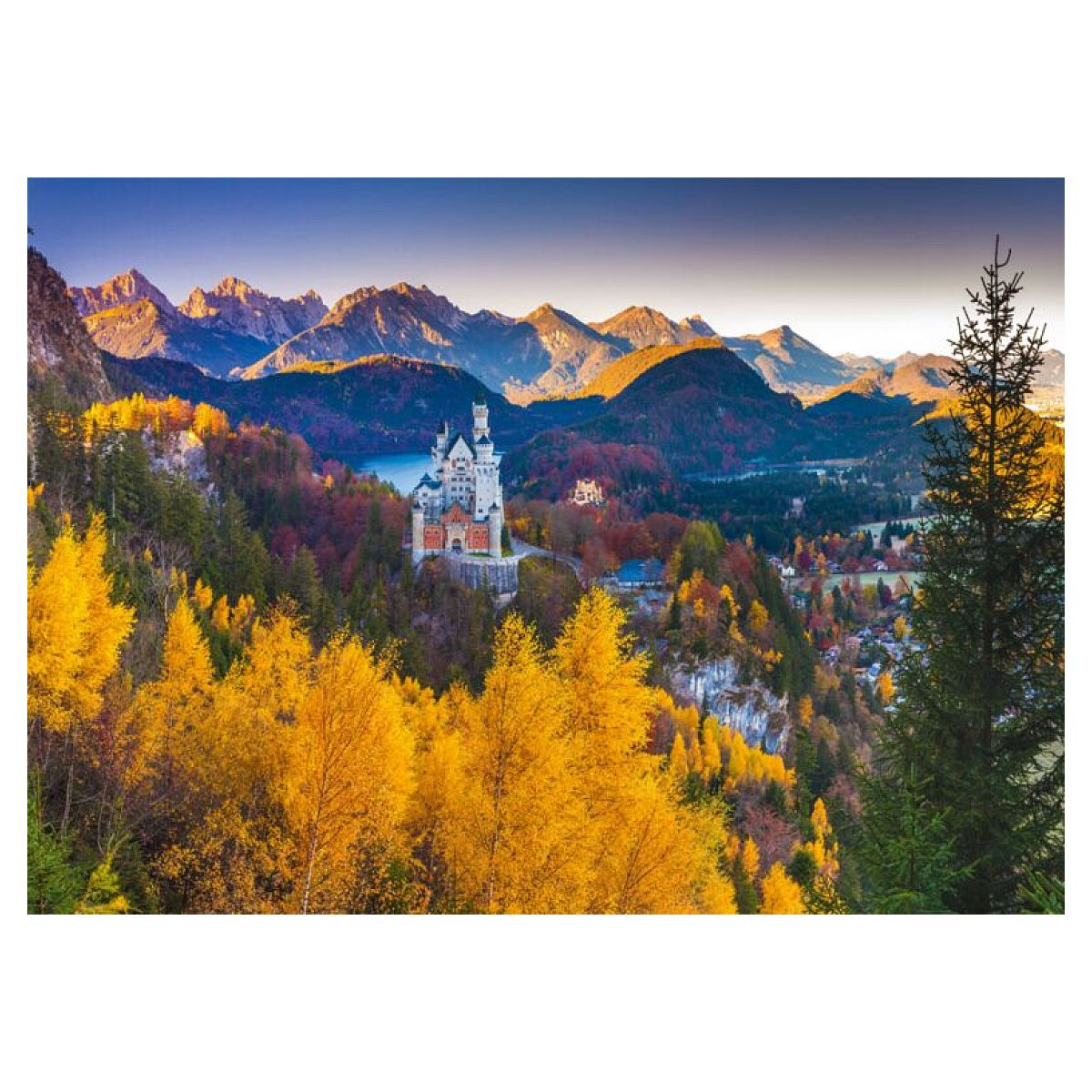 A Neuschwanstein kastély ősszel, színes fákkal és hegyekkel körülvéve.