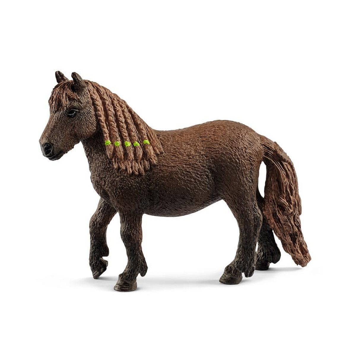 Eine braune Spielzeugpferd-Figur mit geflochtener Mähne und grünen Haargummis auf weißem Hintergrund.