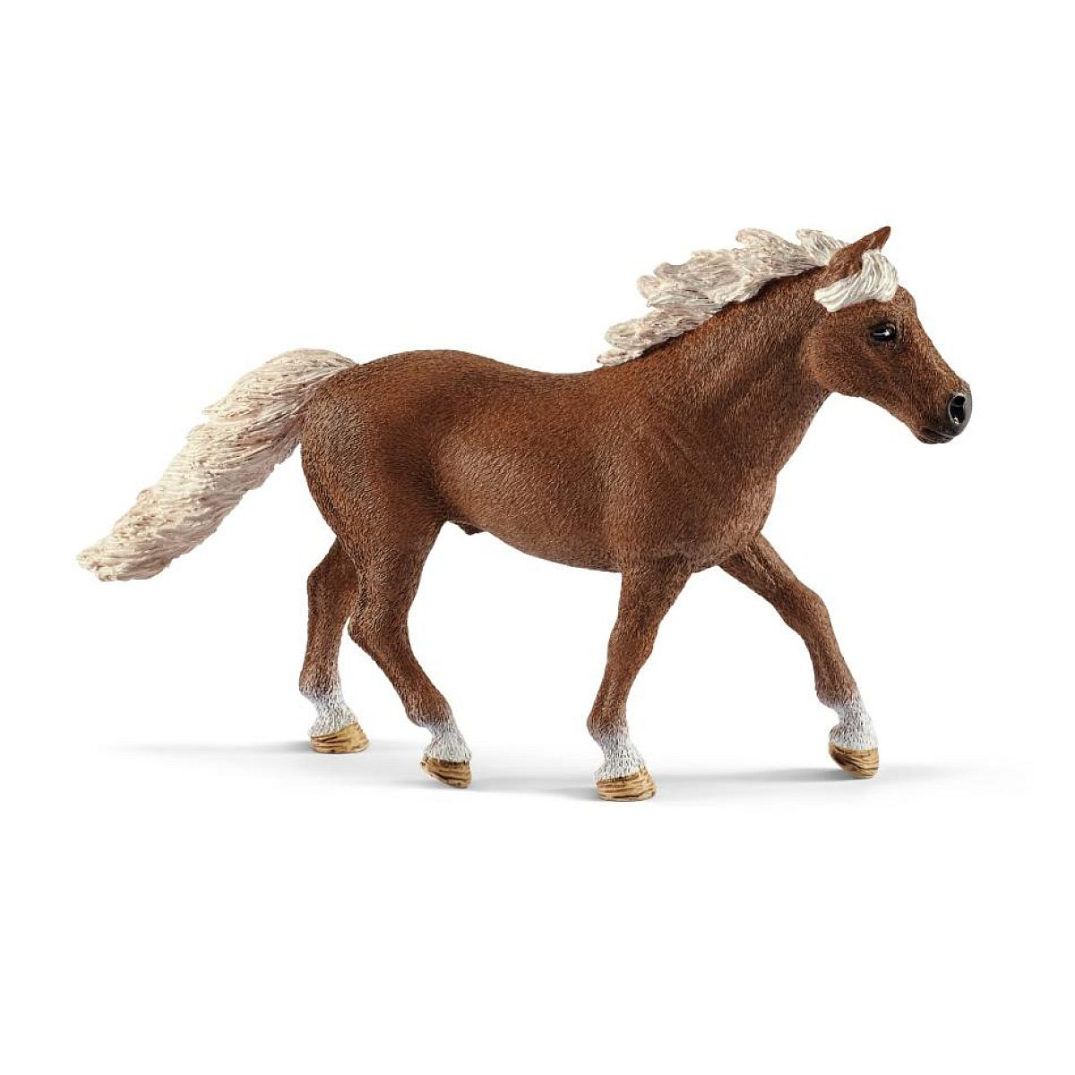 Eine braune Spielzeugpferd-Figur mit weißer Mähne und weißem Schweif auf weißem Hintergrund.