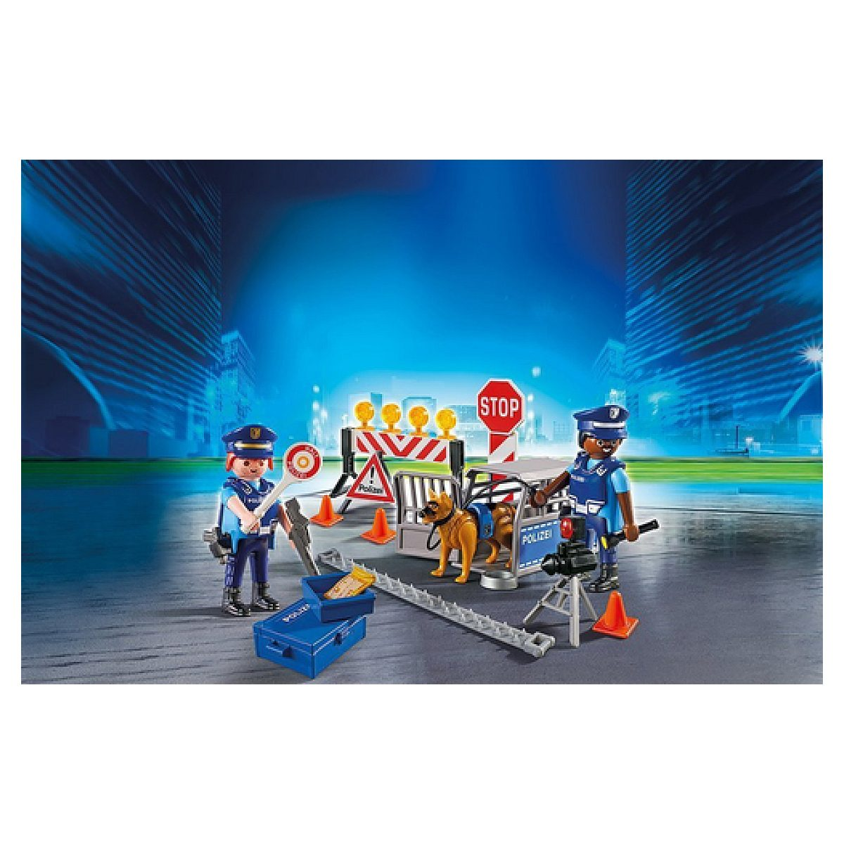 Playmobil-Polizeifiguren errichten nachts eine Strassensperre mit Polizeihund, Stoppschild und Pylonen.