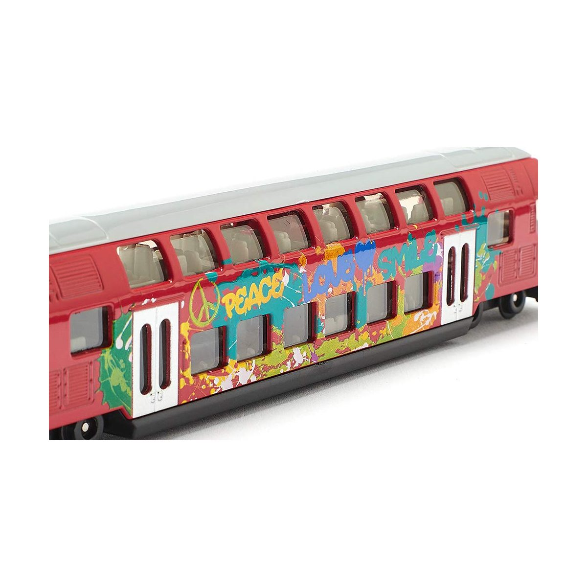 Modell eines roten Doppelstockwagens mit bunter Graffiti-Bemalung auf weißem Hintergrund.