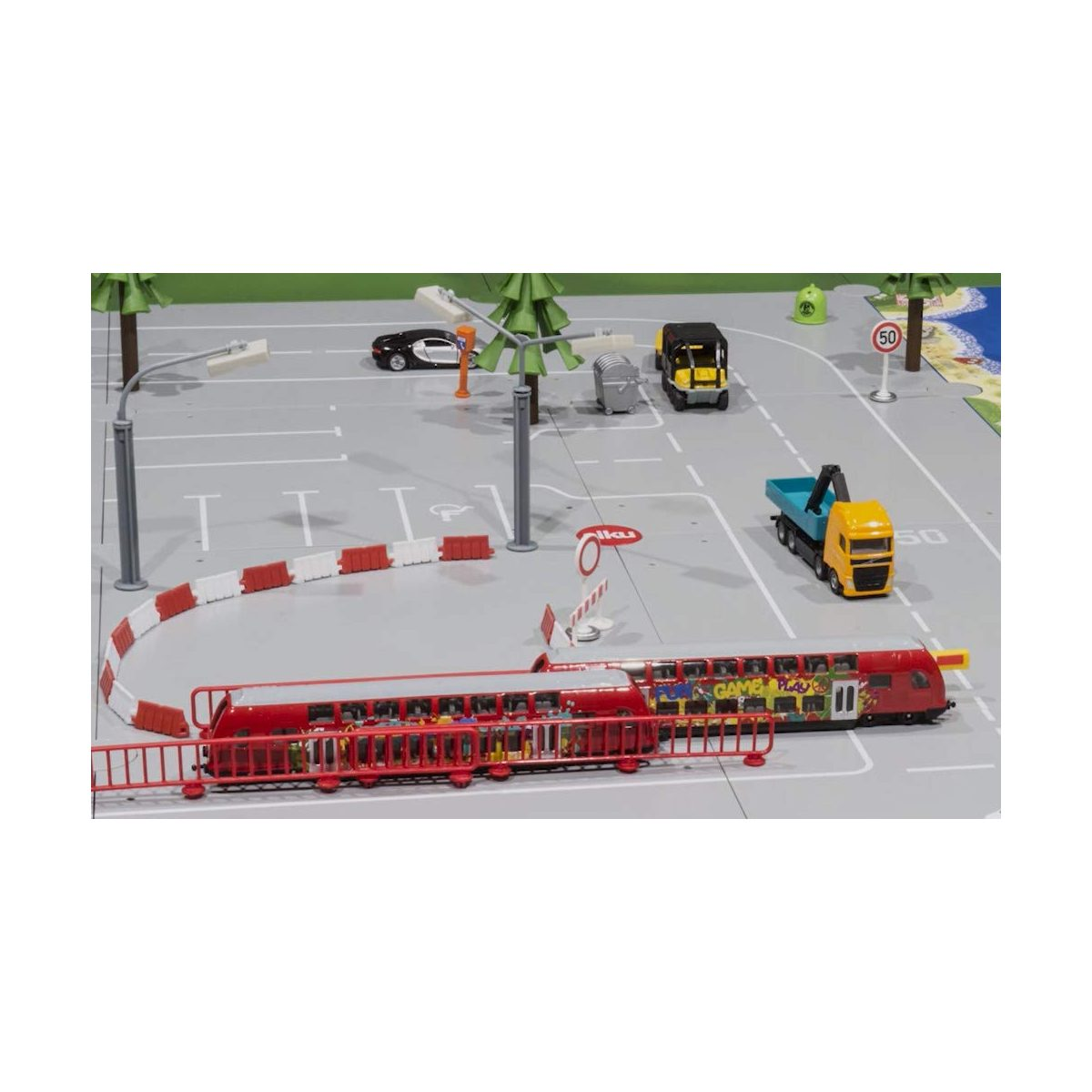 Modellstadt mit Straßen, Autos, LKWs, einem Bus und Straßenschildern.