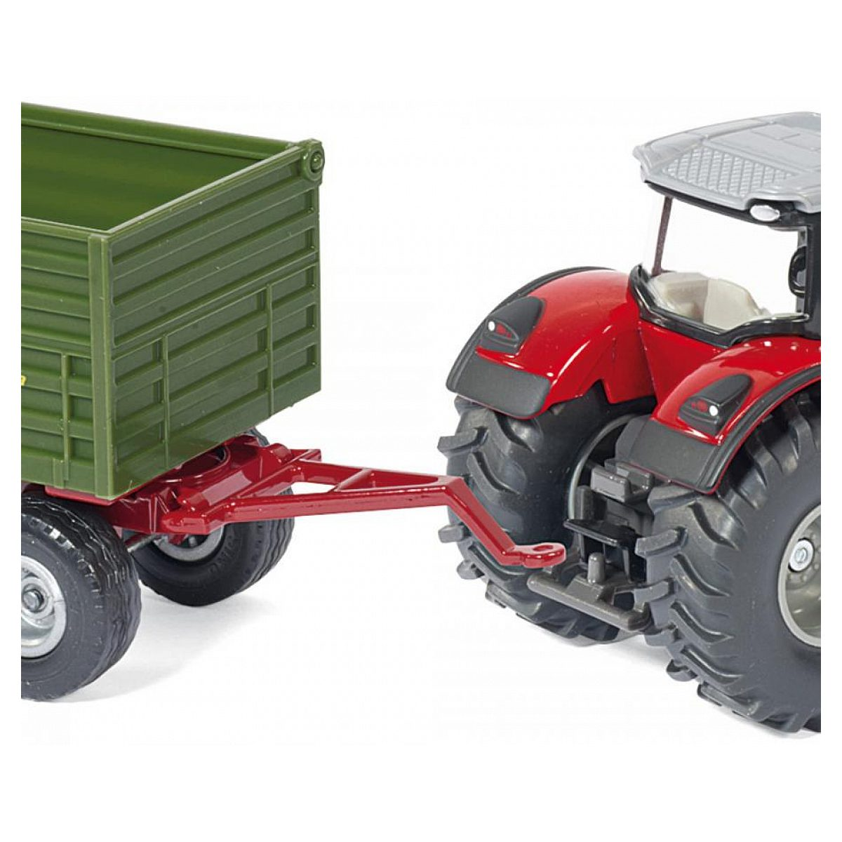 Un trattore rosso giocattolo traina un rimorchio verde su sfondo bianco.
