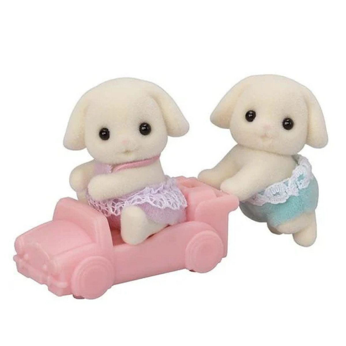 Dos figuras de perritos blancos con ropa, uno sentado en un coche de juguete rosa y el otro empujándolo.