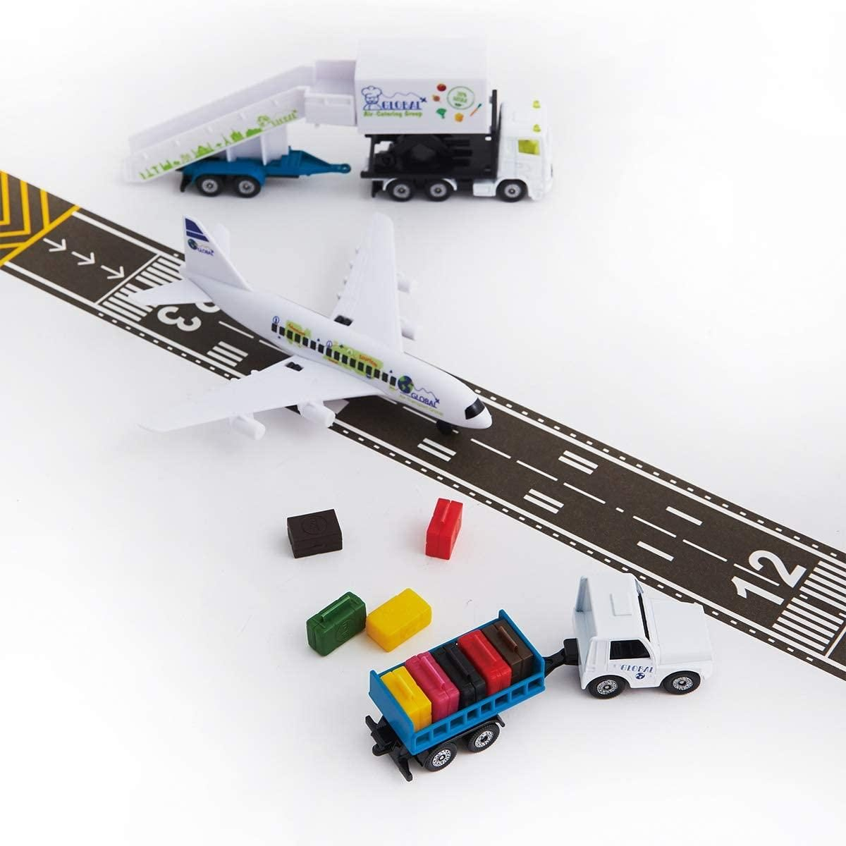 Modellflugzeug auf einer Rollbahn, begleitet von kleinen Lkw und bunten Koffern auf weißem Grund.