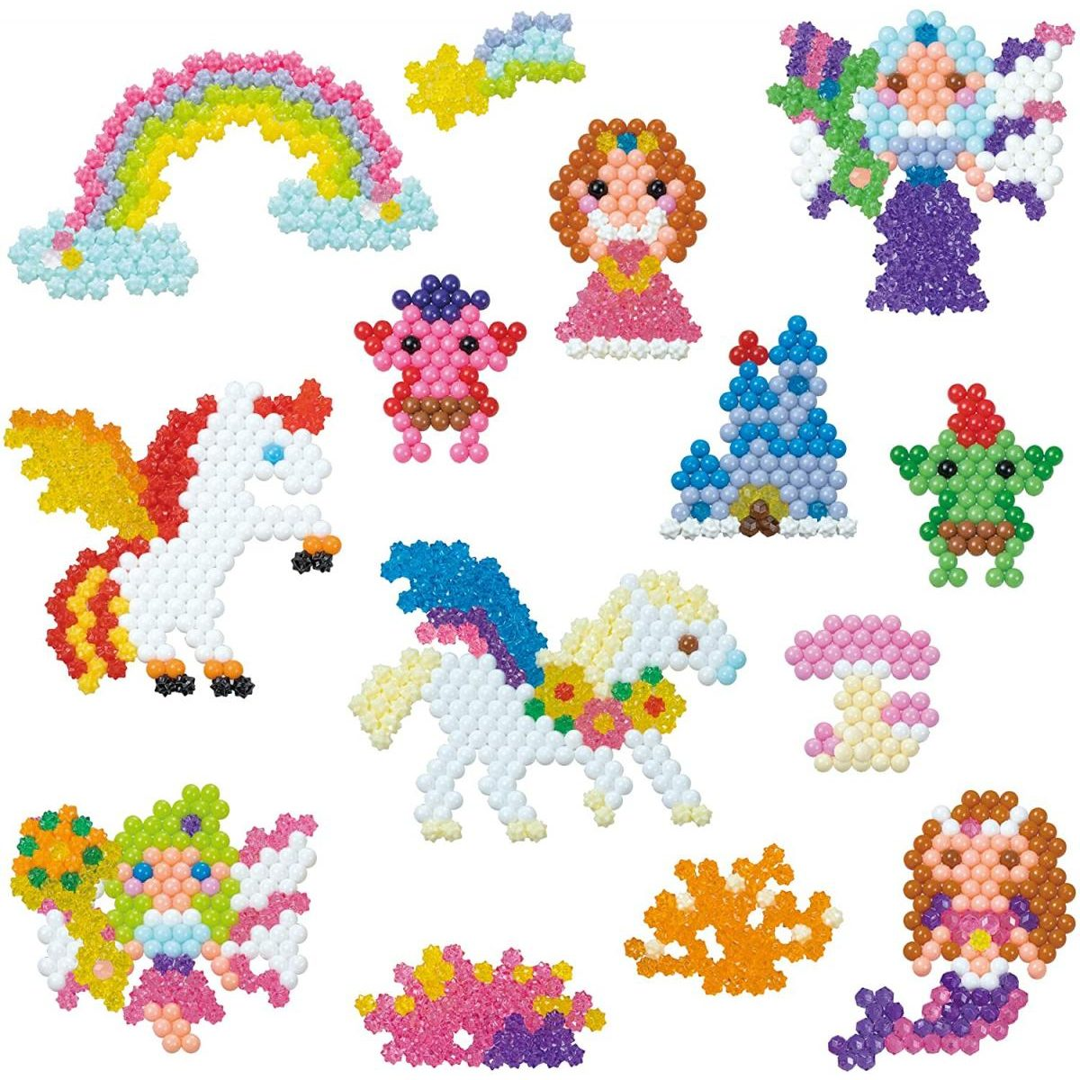 Bunte Wasserperlen-Figuren wie Regenbogen, Einhörner, Meerjungfrau und Prinzessin auf weißem Grund.