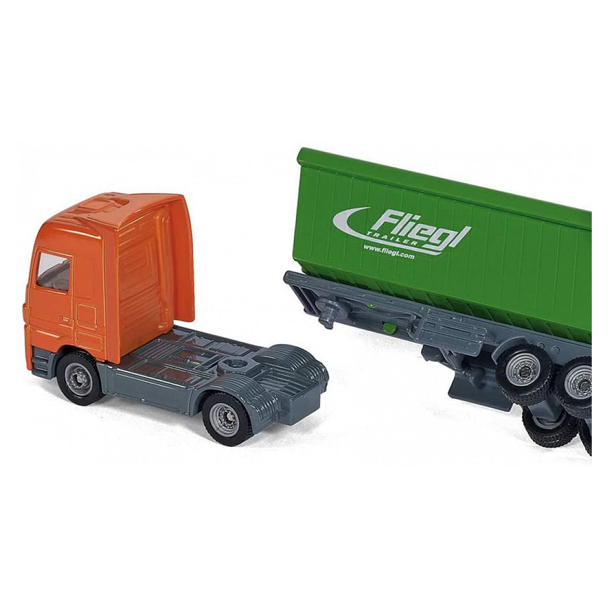 Ein kleiner oranger Lkw ohne Anhänger steht neben einem grünen Fliegl-Anhänger auf weißem Hintergrund.