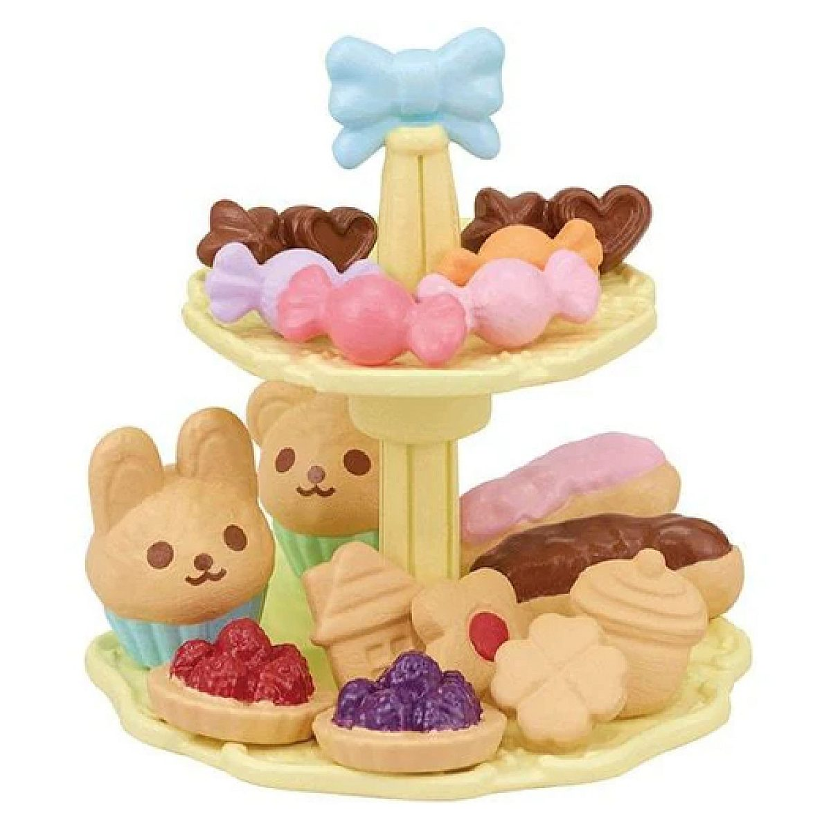 Un soporte para pasteles de juguete de dos pisos con caramelos, galletas y magdalenas de animales.
