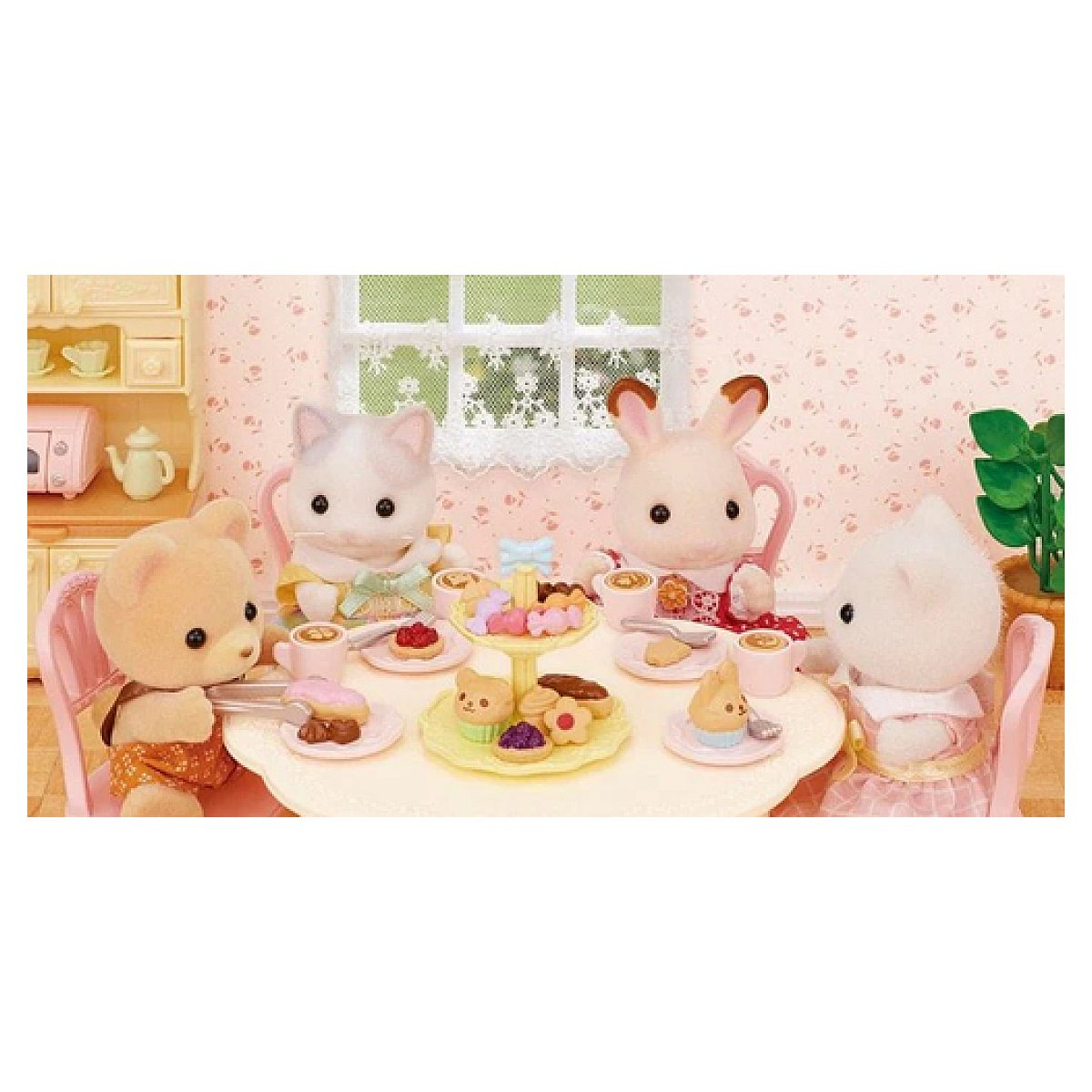 Cuatro figuras de animales tomando el té con pasteles en miniatura alrededor de una mesa.