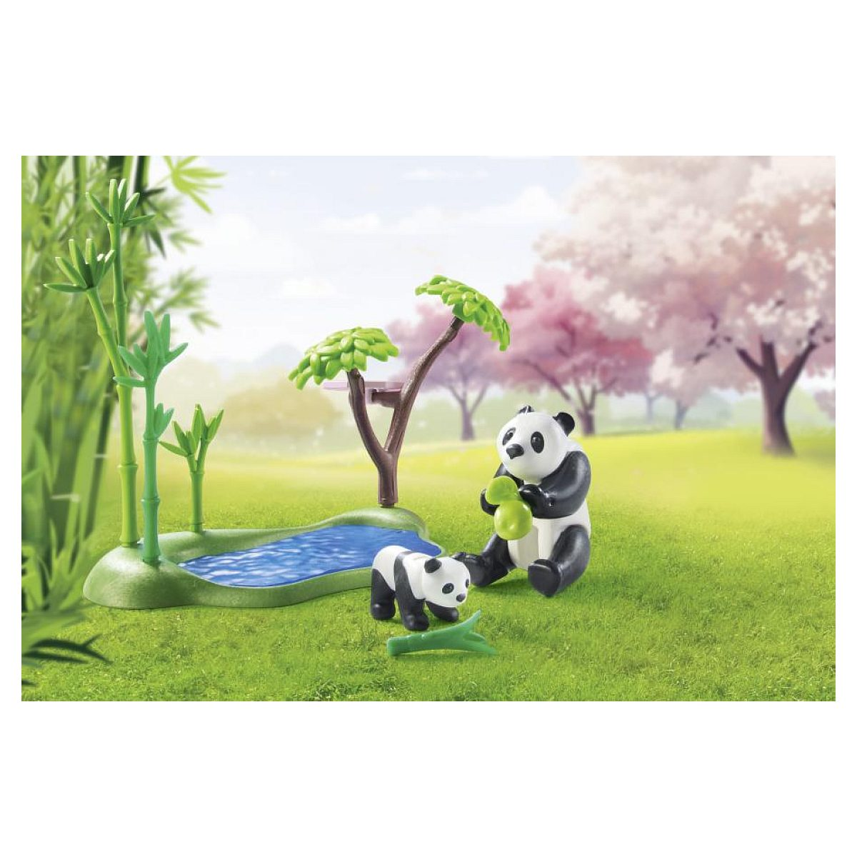 Panda Playmobil vicino a un laghetto con bambù e alberi.