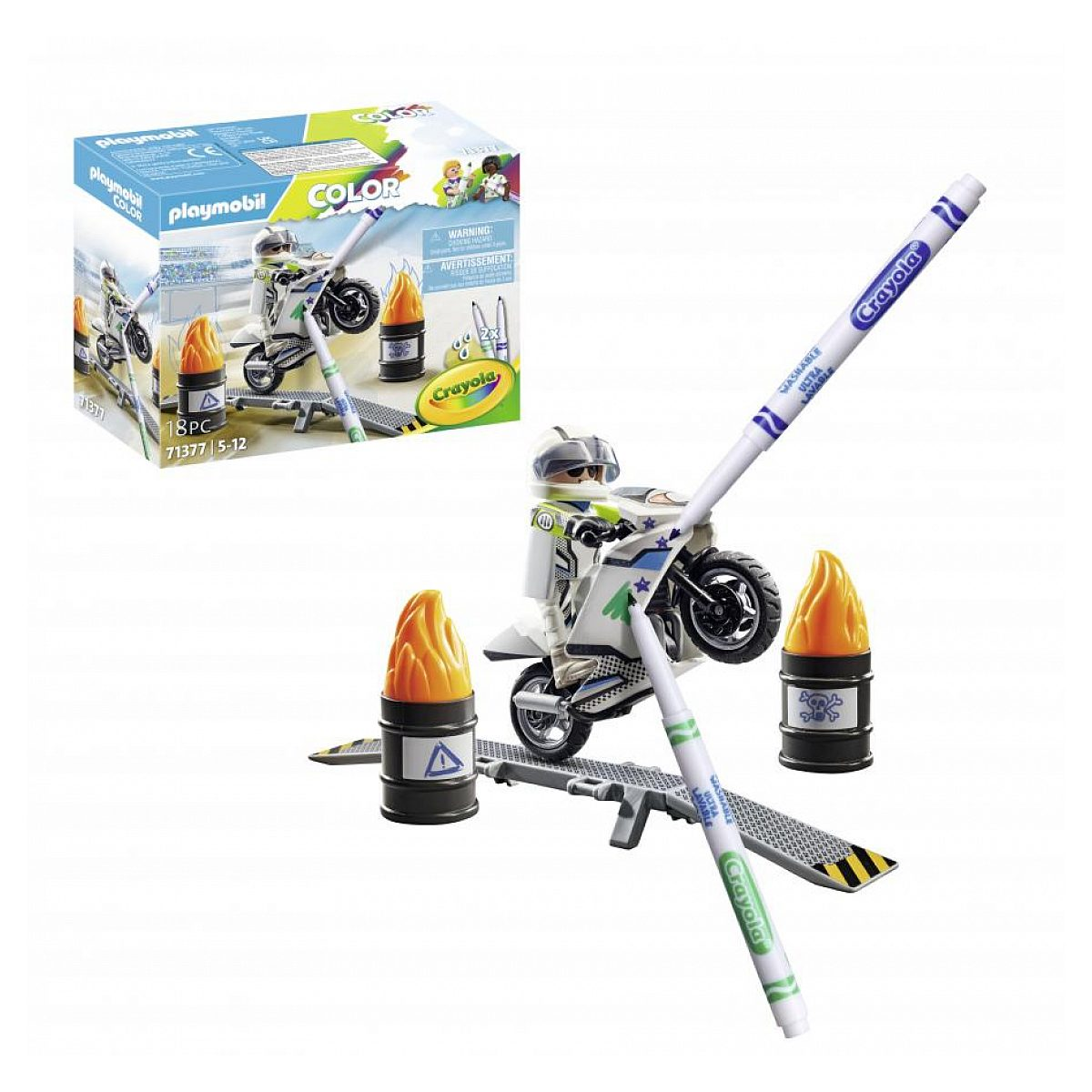 Playmobil Color Set mit Spielzeugmotorrad auf einer Rampe zwischen zwei brennenden Fässern und Crayola-Stiften.