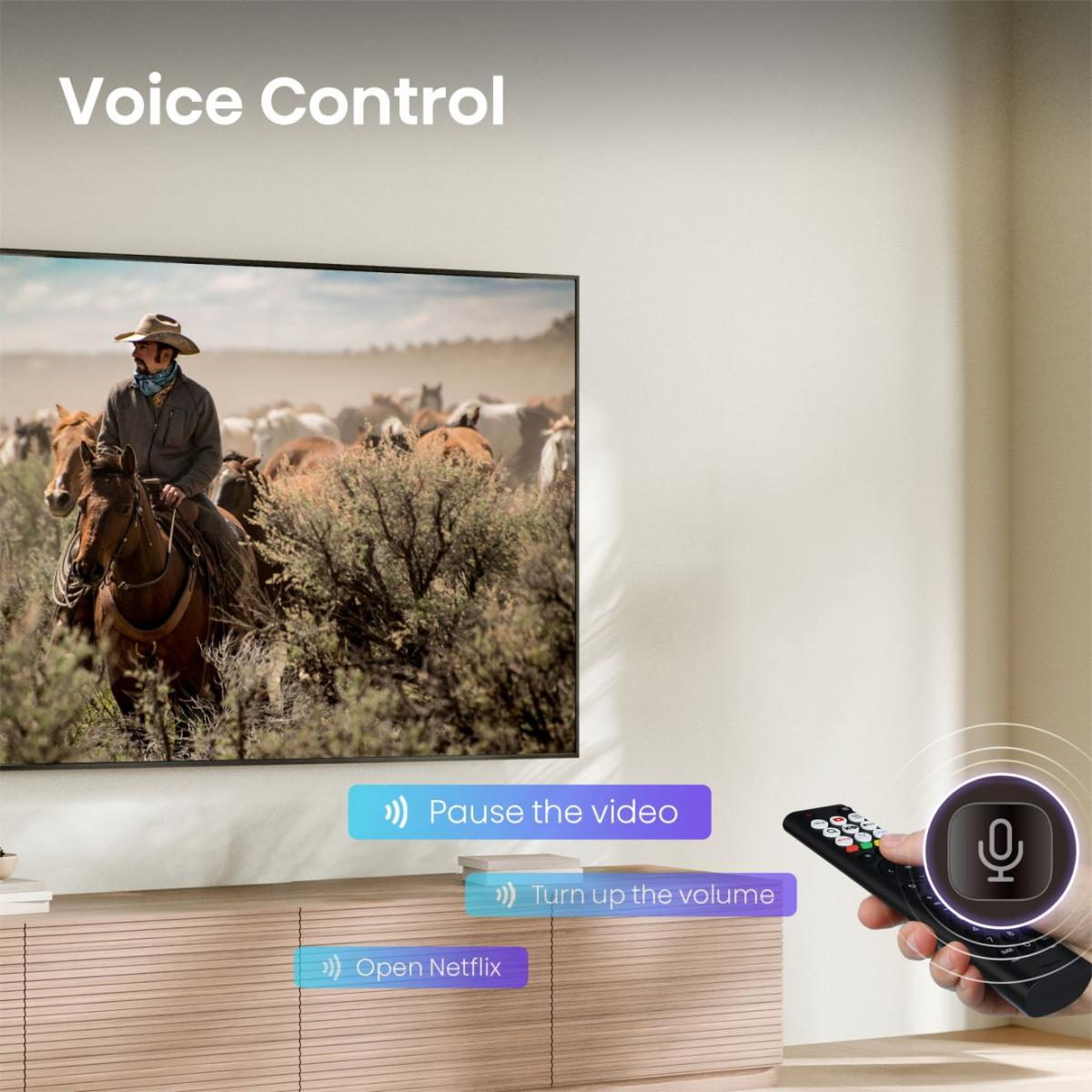 Una mano tiene un telecomando davanti a una TV che mostra un cavaliere e comandi vocali.