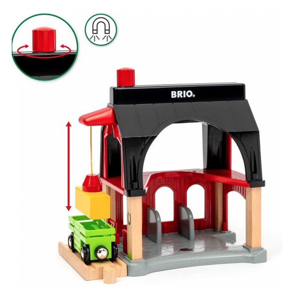 Estación de juguete Brio con grúa roja levantando un bloque amarillo sobre un vagón verde.