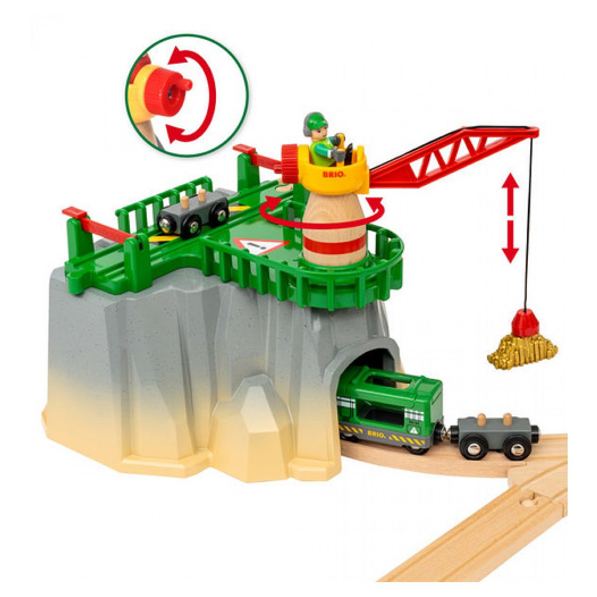 Holzspielzeug-Berg mit rotem Kran, grüner Lokomotive auf Schienen und Spielfigur.