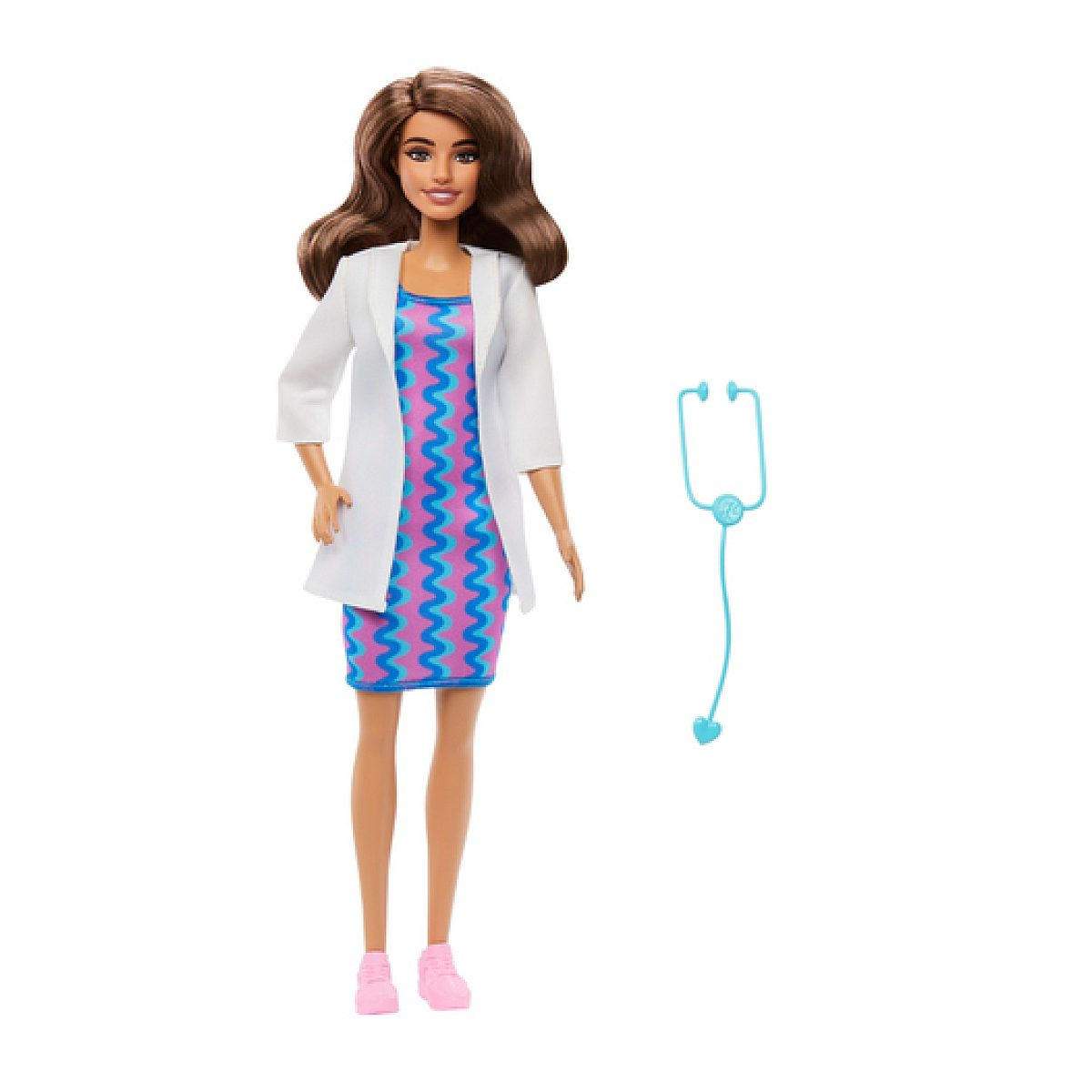 Una muñeca doctora castaña con bata blanca, vestido con patrón azul y rosa, zapatos rosas y un estetoscopio celeste.