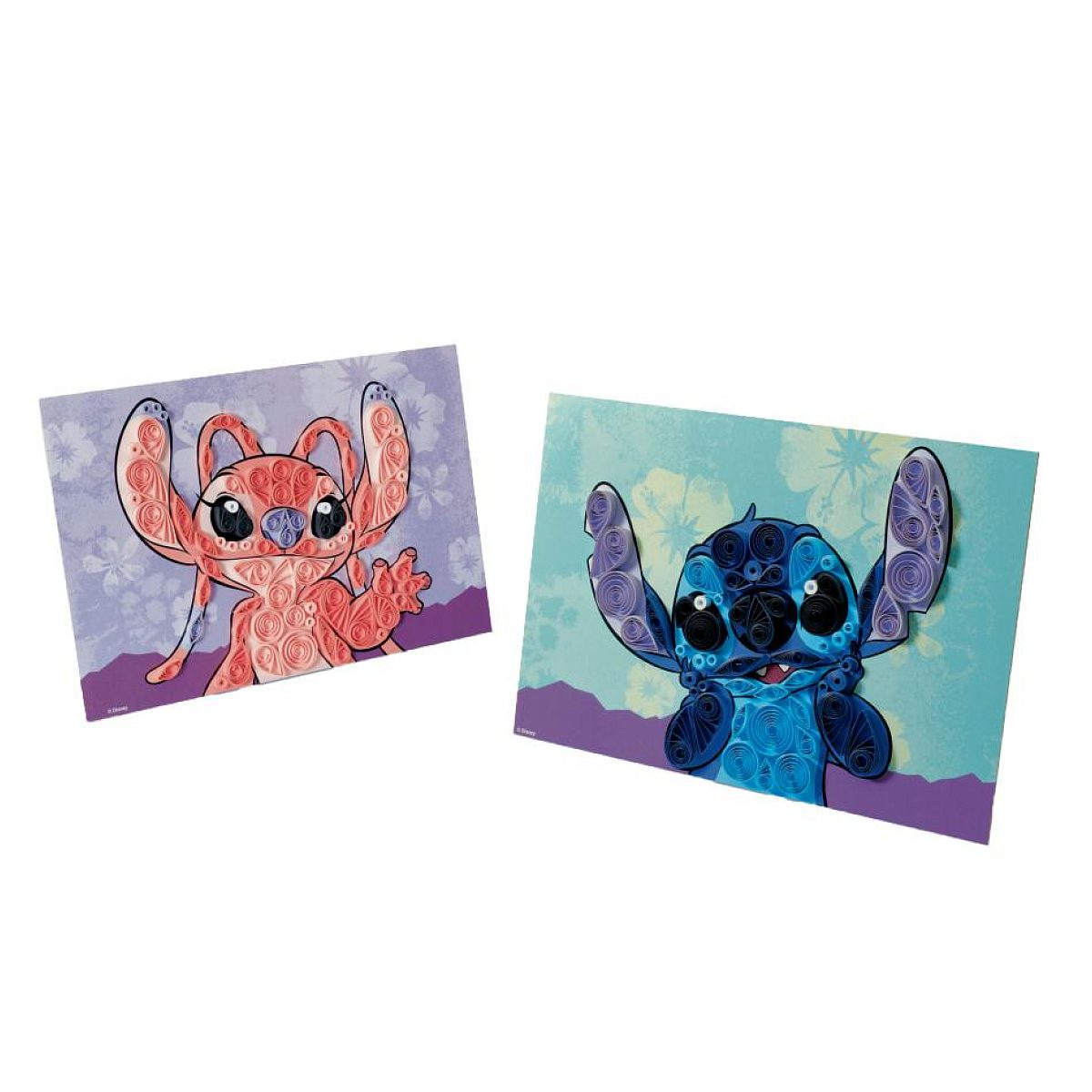 Zwei Papier-Quilling-Kunstkarten mit Stitch und Angel vor blauem und violettem Blumenhintergrund.
