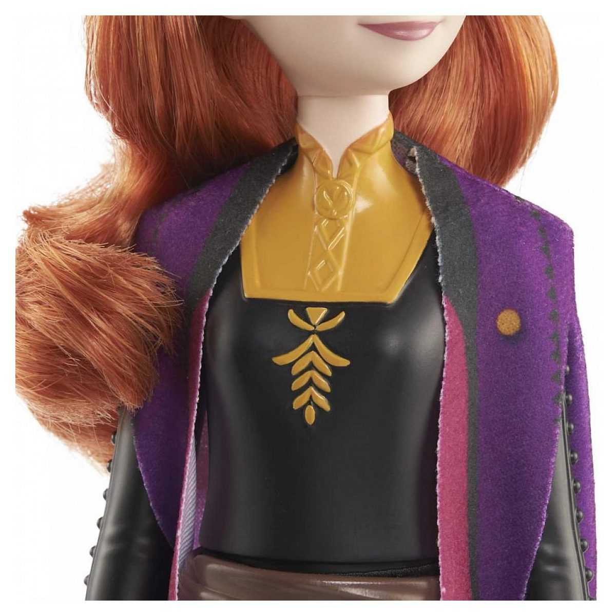 Nahaufnahme einer Puppe mit roten Haaren, die ein schwarzes Oberteil mit Golddetails und einen lila Umhang trägt.