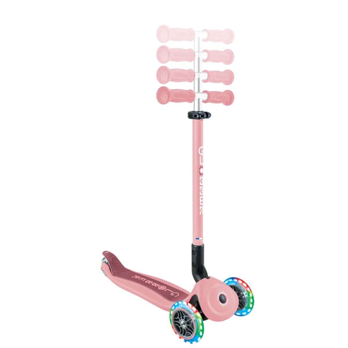 Ein rosafarbener Kinderroller mit drei leuchtenden Rädern und höhenverstellbarem Lenker.