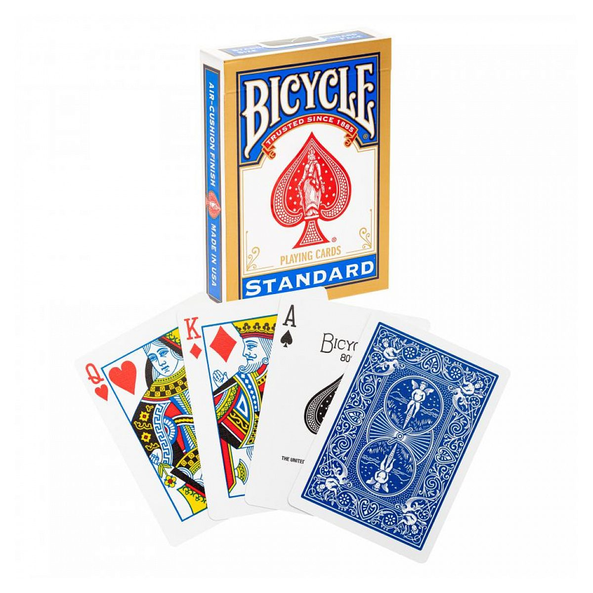 Caja de naipes Bicycle Standard y cuatro cartas en abanico sobre un fondo blanco.