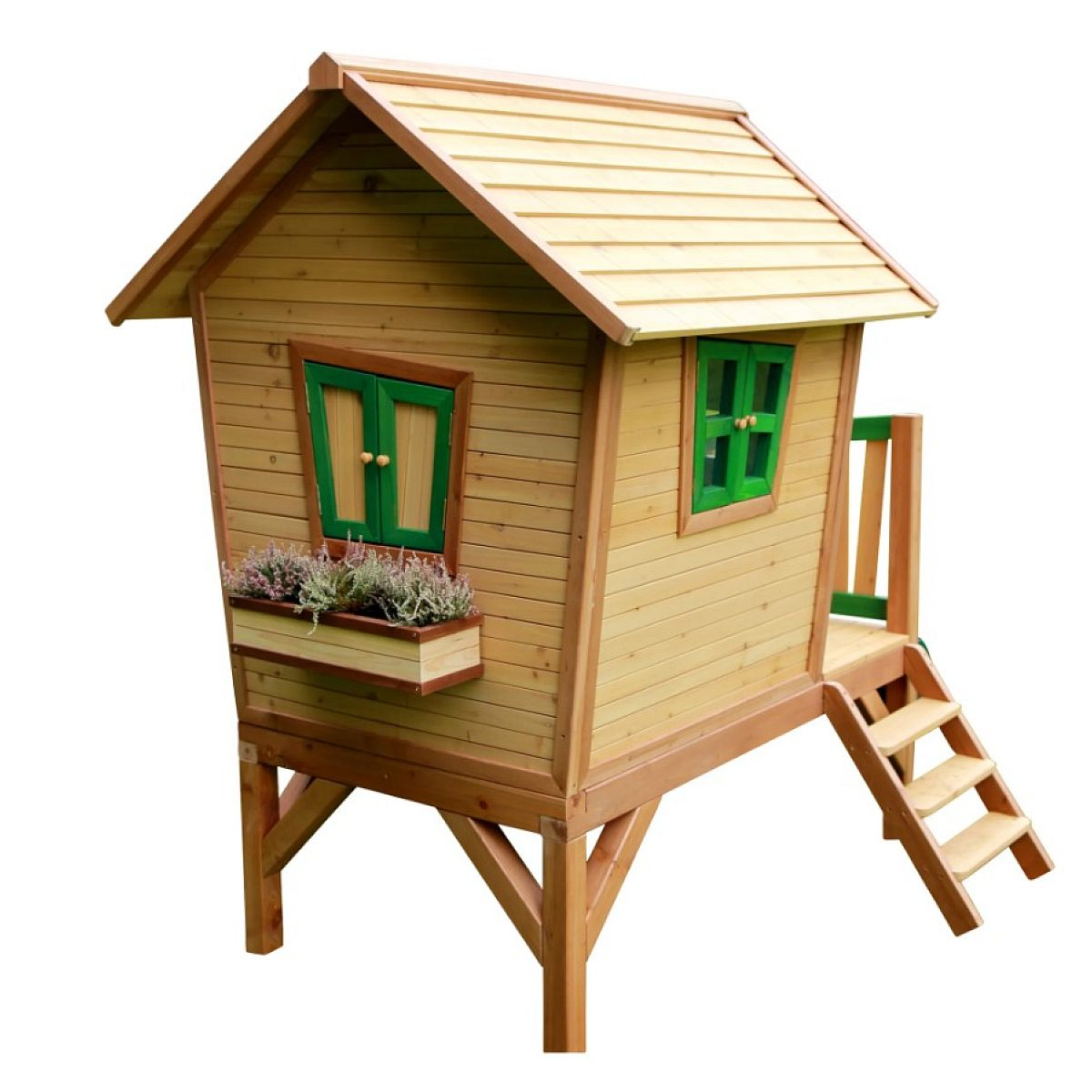 Ein hölzernes Stelzen-Spielhaus mit Leiter, grün umrandeten Fenstern und Blumenkasten.