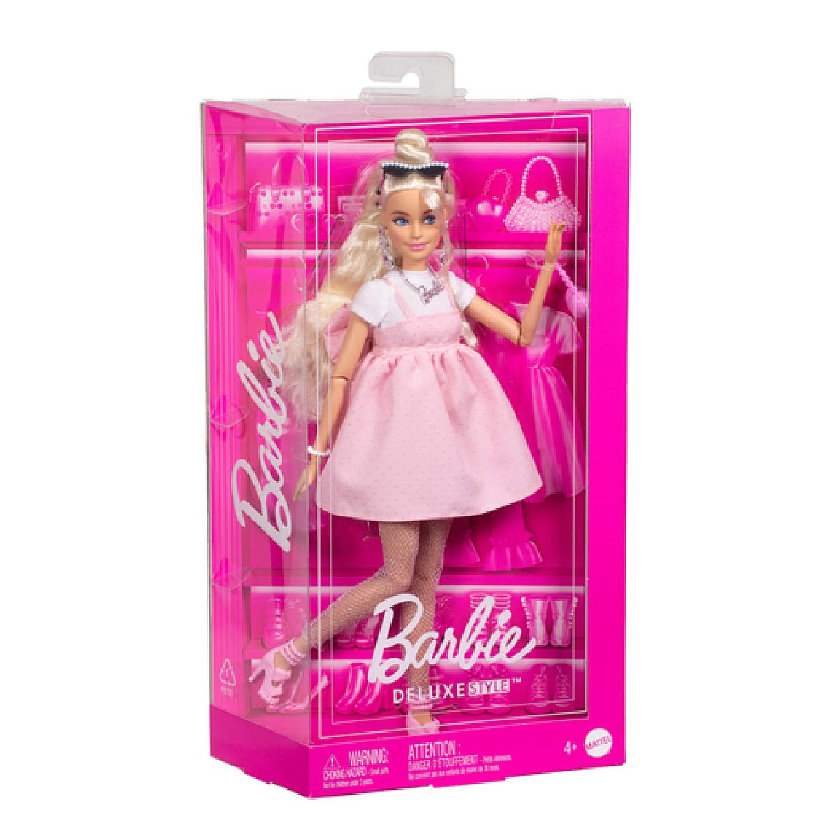 Una muñeca Barbie con ropa rosa se encuentra en una caja rosa Deluxe Style con accesorios.