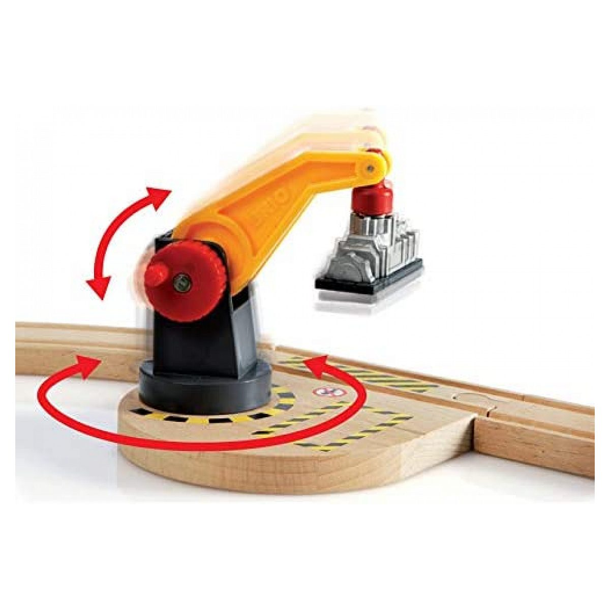 Ein gelb-schwarzer Spielzeugkran auf Holzeisenbahnschienen mit roten Bewegungspfeilen.