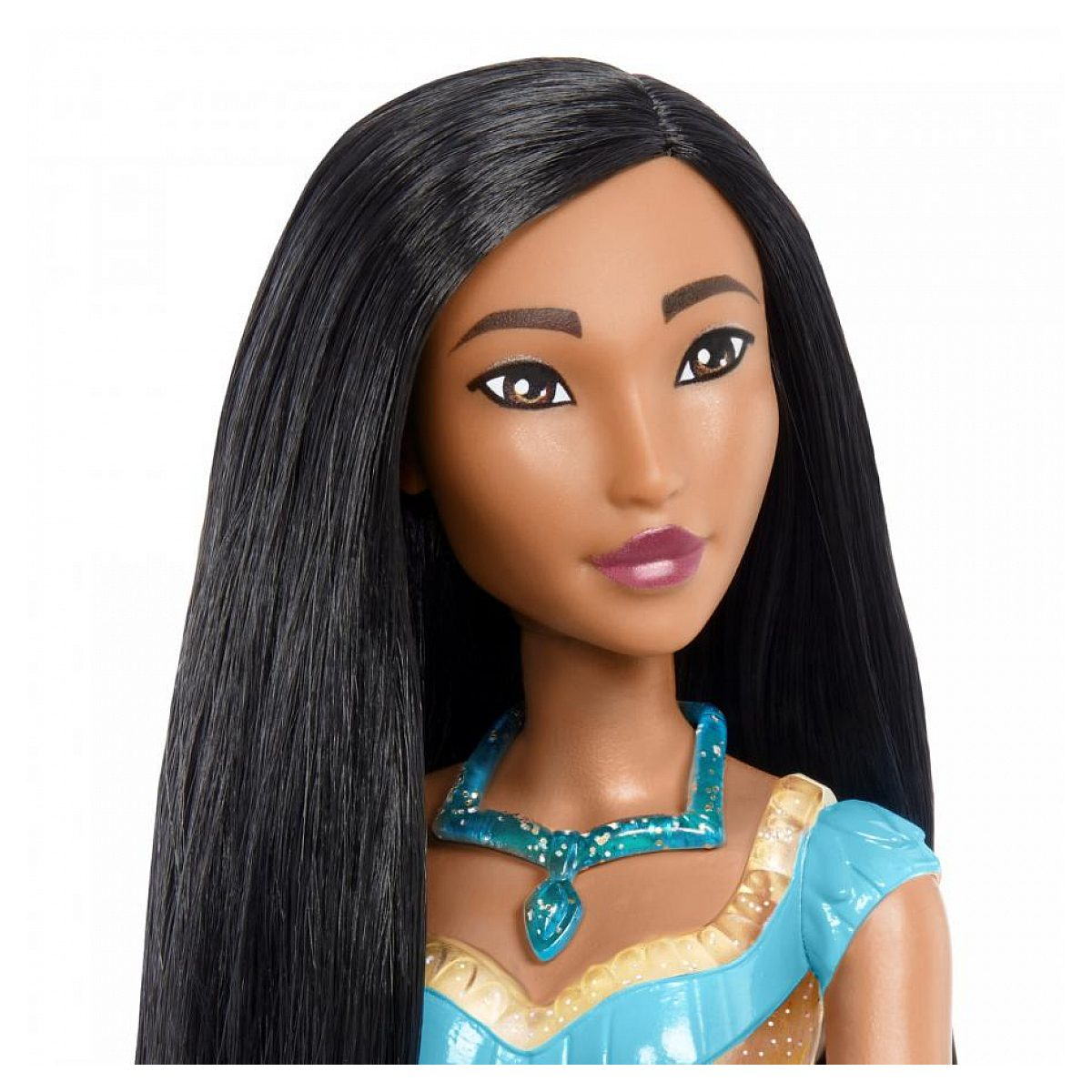 Nahaufnahme einer Pocahontas-Puppe mit langem schwarzem Haar, blauem Kleid und passender Halskette vor weißem Hintergrund.