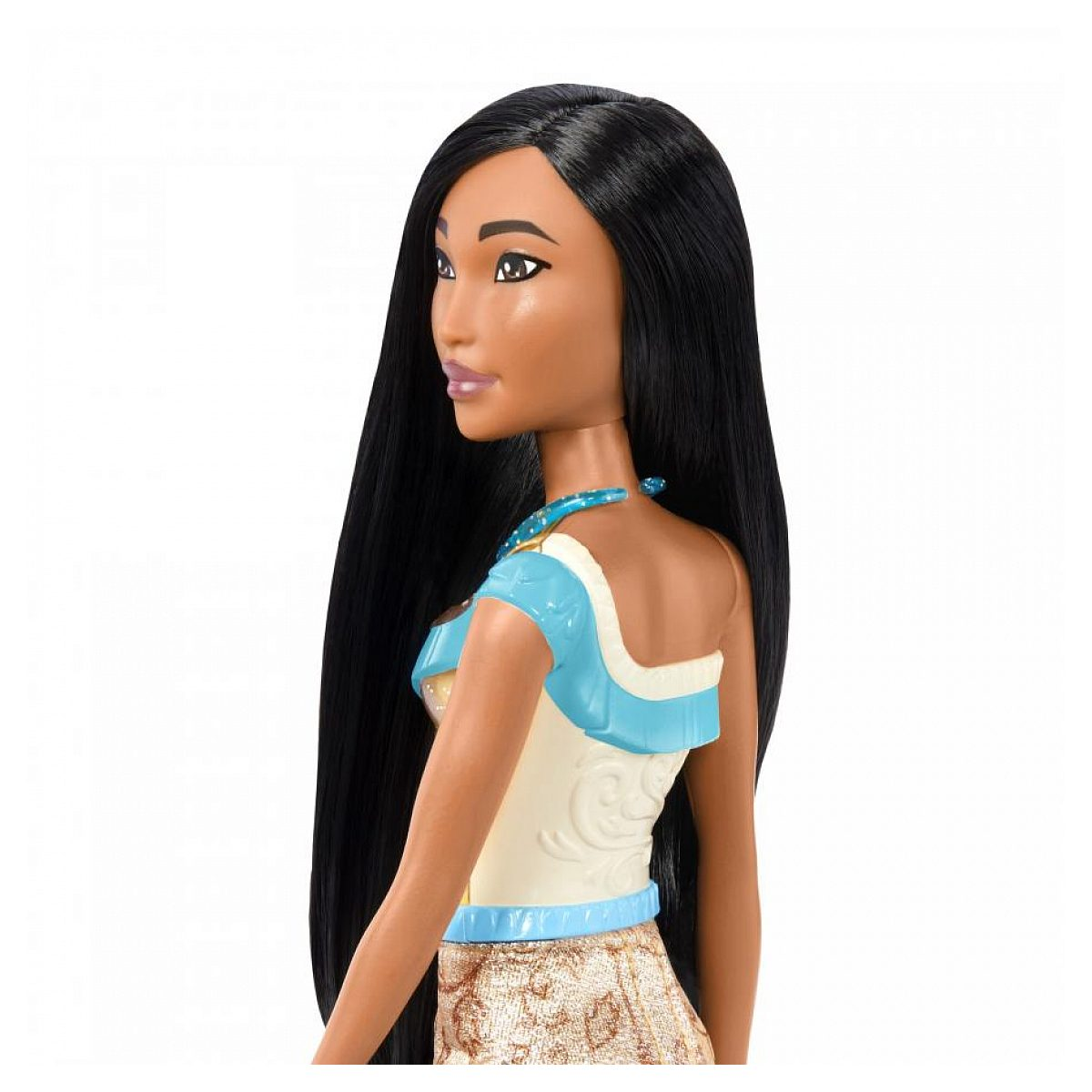 Nahaufnahme einer Pocahontas-Puppe mit langem schwarzem Haar, blauem Oberteil und gemustertem Rock vor weißem Hintergrund.