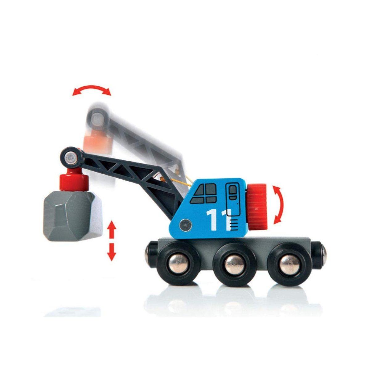 Ein hölzernes Kranauto in Blau und Schwarz mit sechs Rädern, roten Knöpfen und einem grauen Stein am Haken.