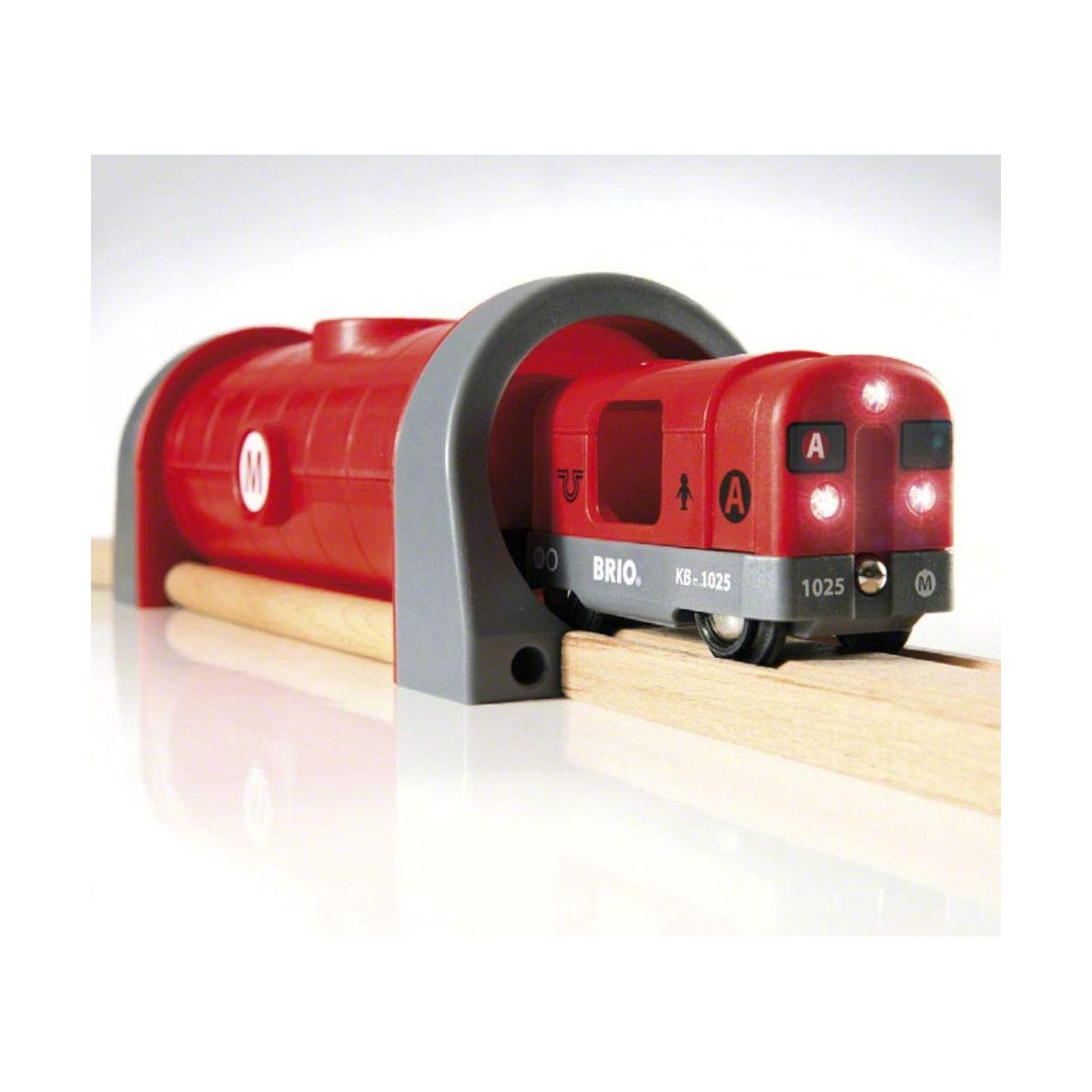 Ein roter Brio-Spielzeugzug mit leuchtenden Lichtern fährt auf einer Holzschiene aus einem grauen Tunnel.