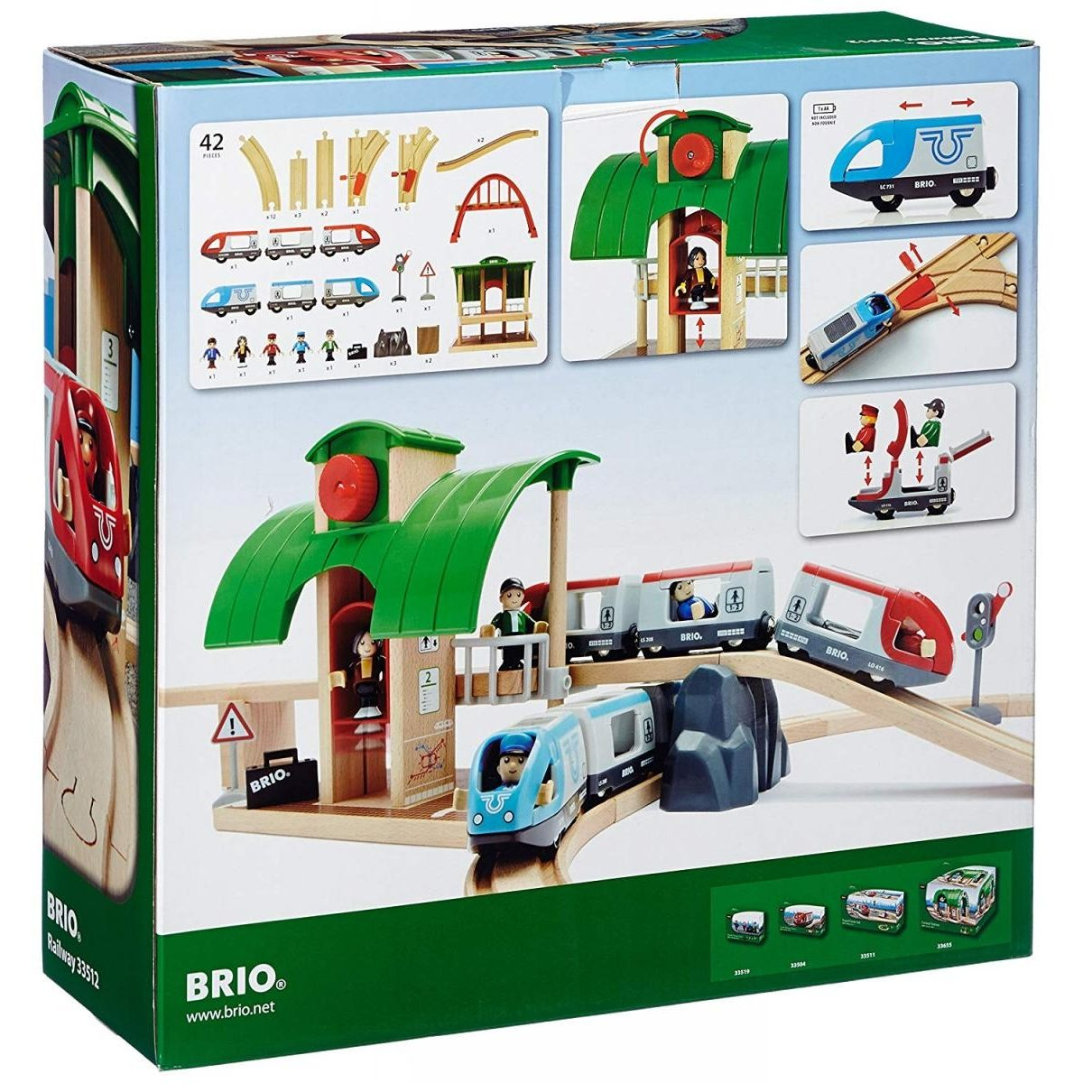 Verpackung eines Brio-Holzeisenbahnsets mit Bahnhof, Zügen, Figuren und Schienen.