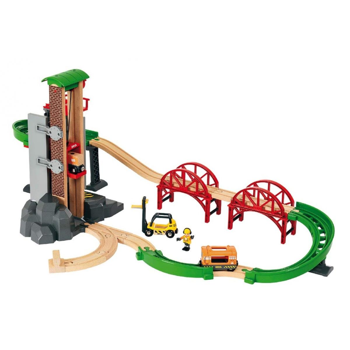 Eine Holzeisenbahn mit Schienen, roten Brücken, einem hohen Turm, einem gelben Gabelstapler, einer Figur und einem Waggon.
