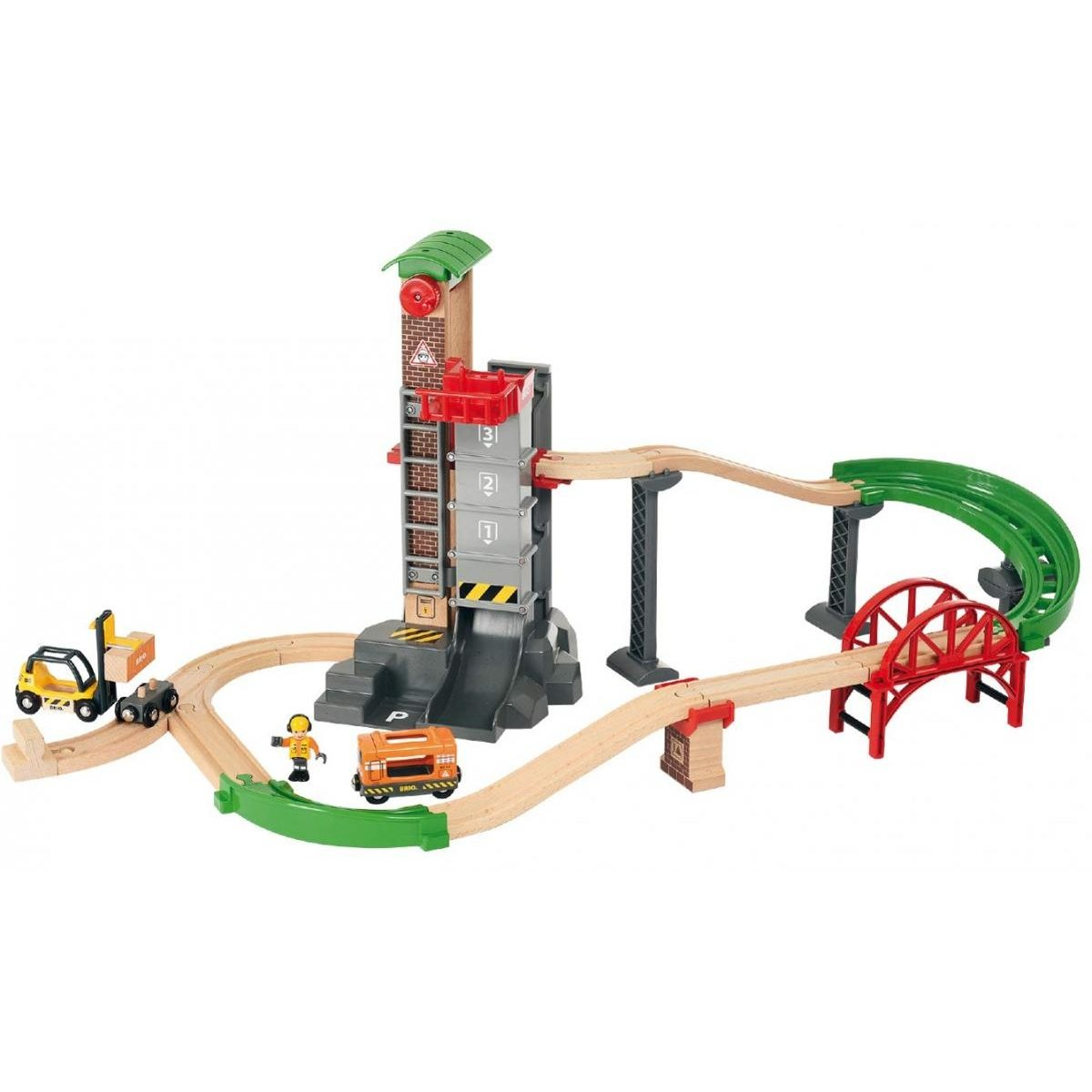 Holzeisenbahn mit roter Brücke, Turm, Fahrzeugen und Figuren auf weißem Hintergrund.