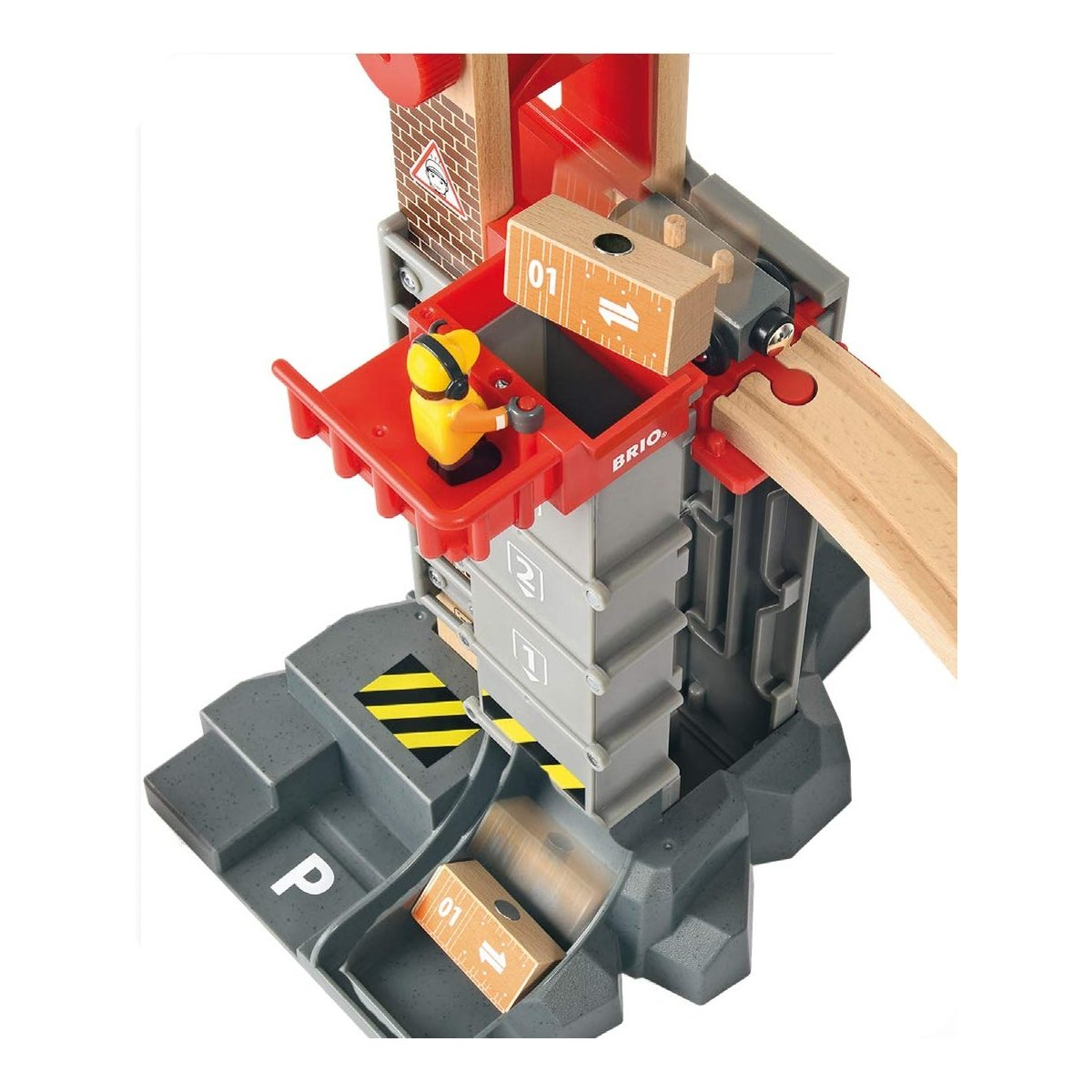 Ein hölzernes Brio-Spielzeugset mit einem Kran, einer Figur, Gleisen und einem Bauklotz.