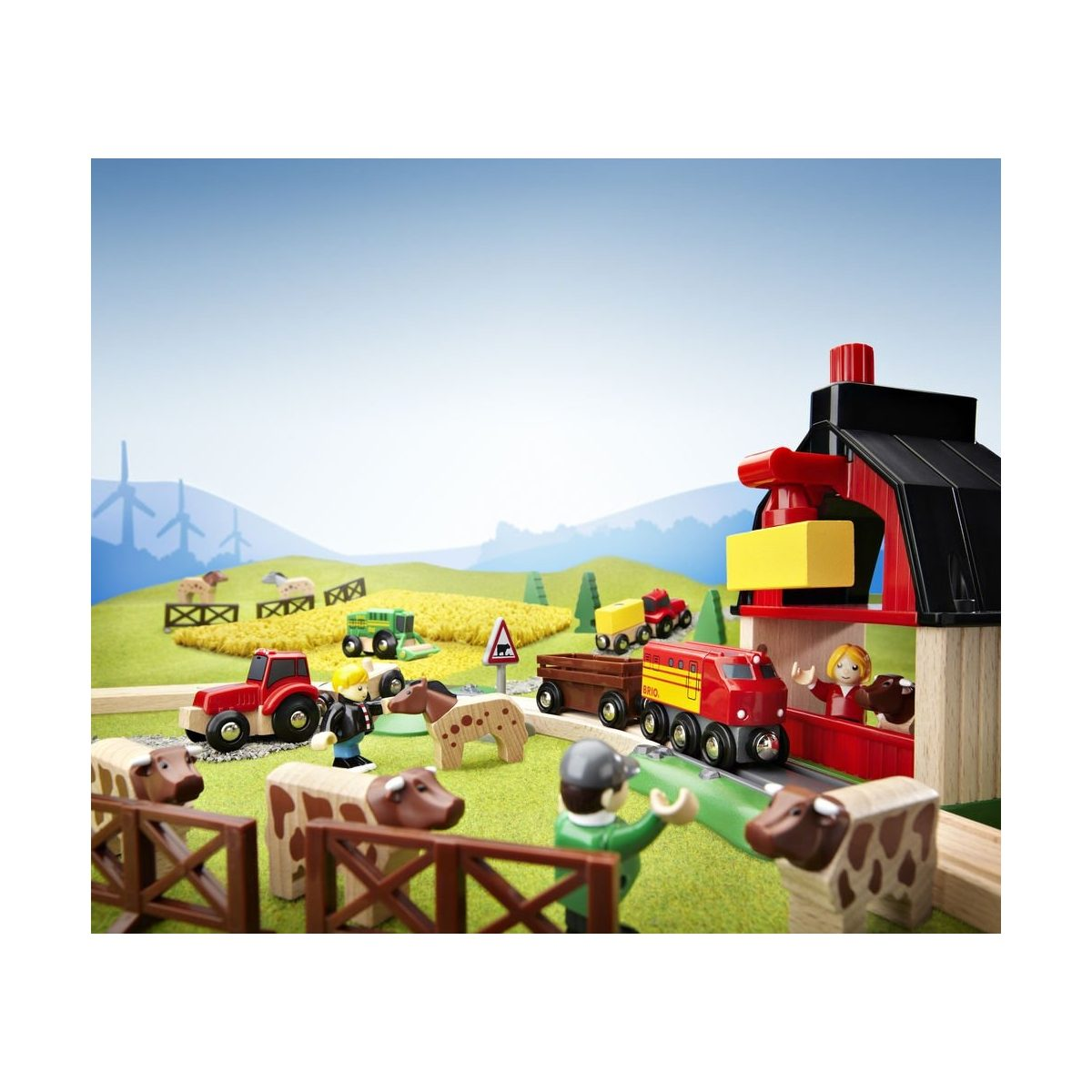 Holzeisenbahn-Bauernhofspielset mit Tieren, Traktoren, Figuren und einer roten Scheune auf grüner Wiese.
