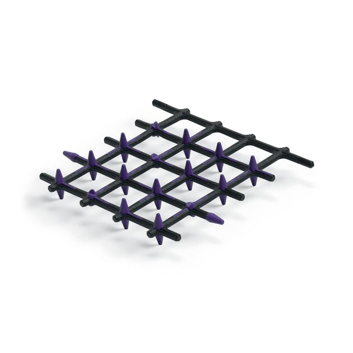 Una rejilla de plástico negro con puntas violetas en las intersecciones, aislada sobre fondo blanco.