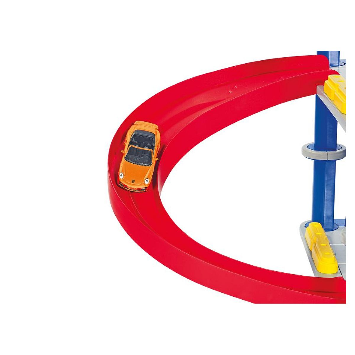 Ein kleines orangefarbenes Spielzeugauto fährt auf einer roten, geschwungenen Rennstrecke.