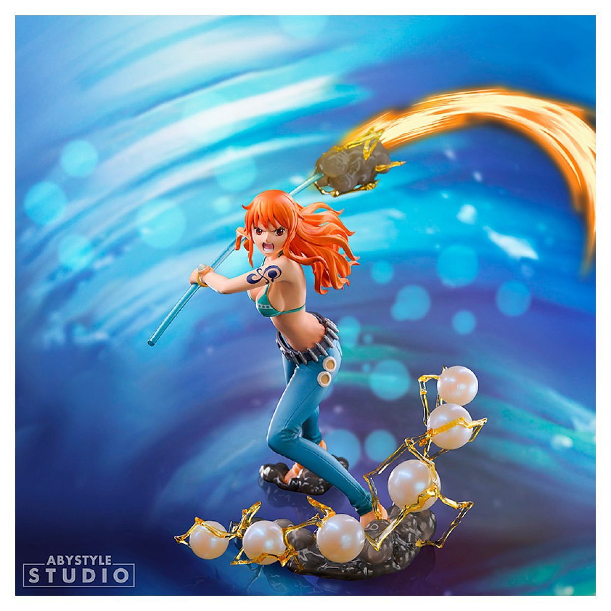 Nami-Figur mit orangefarbenem Haar, blauer Hose und Stab im Kampf gegen blauen Hintergrund mit Perlen.