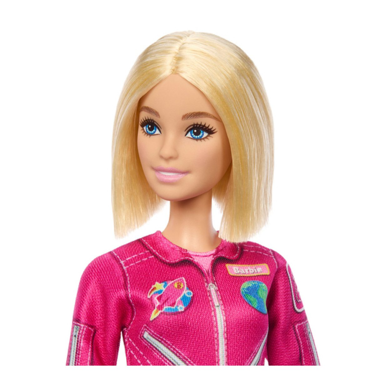 Retrato de una muñeca Barbie con pelo rubio corto y un traje espacial rosa con parches.