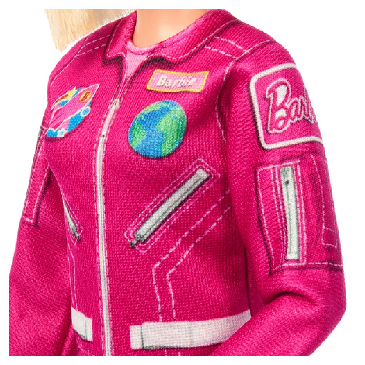 Primer plano de un traje espacial rosa de Barbie con cremalleras estampadas, parches y el logotipo de Barbie.