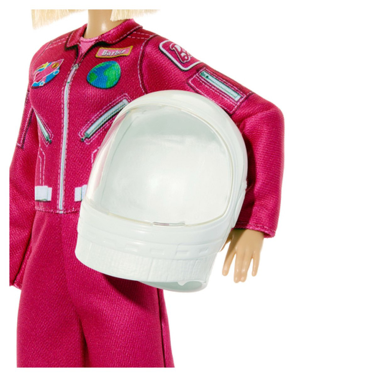 Una muñeca con un traje de astronauta rosa con parches, sosteniendo un casco blanco.