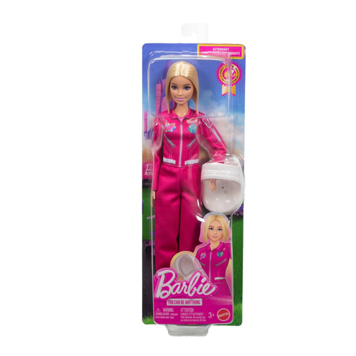 Una muñeca Barbie astronauta con traje espacial rosa y casco blanco, exhibida en su empaque.