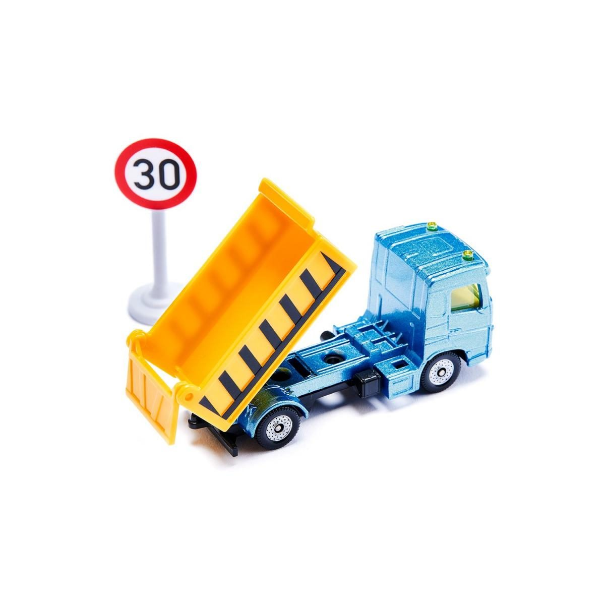 Un camion giocattolo blu con un cassone giallo sollevato è accanto a un cartello di limite 30.