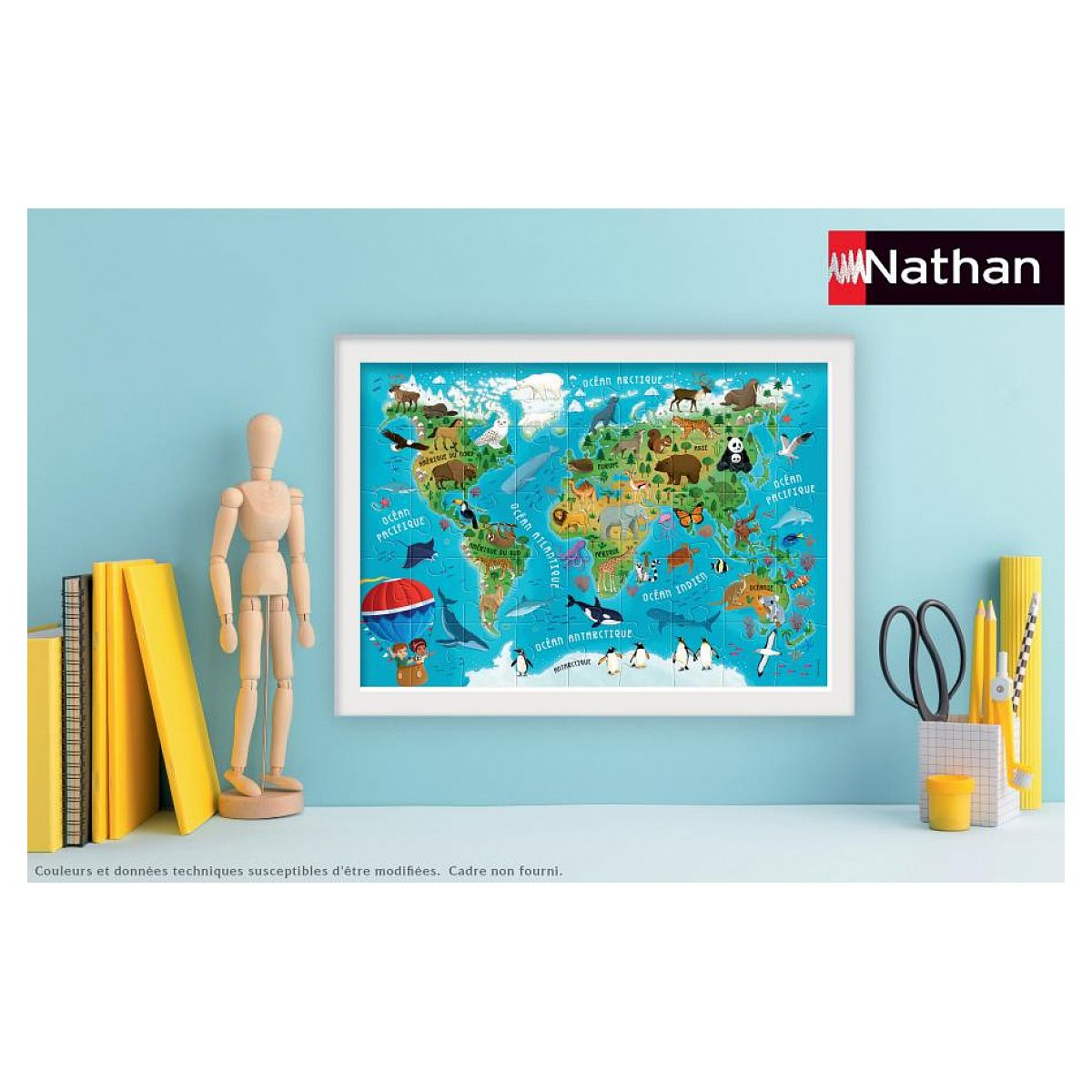 Ein gerahmtes Weltkarten-Puzzle mit Tieren an einer blauen Wand mit Holzpuppe und gelben Büchern.