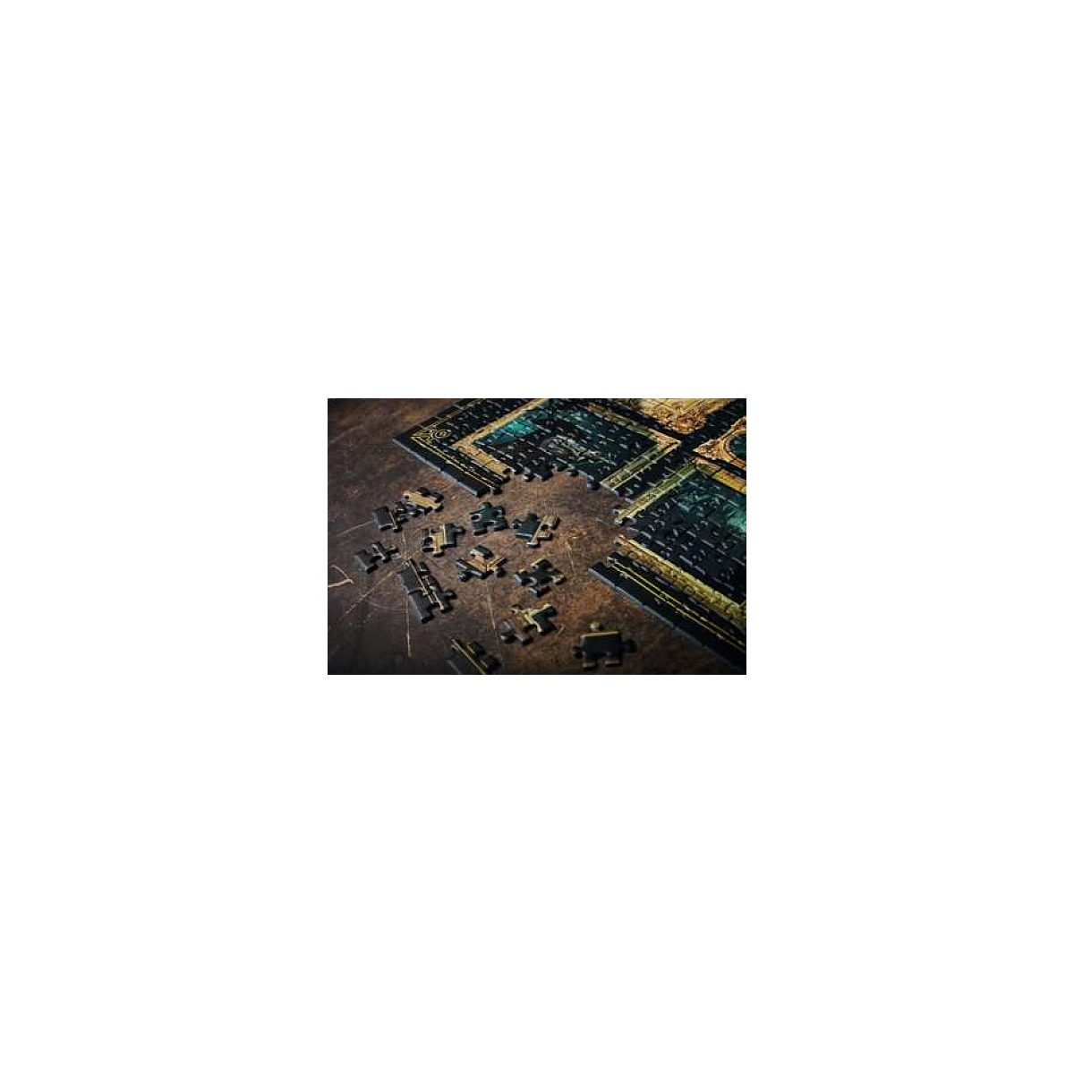 Un puzzle scuro parzialmente risolto con dettagli dorati si trova su una superficie di legno strutturata.