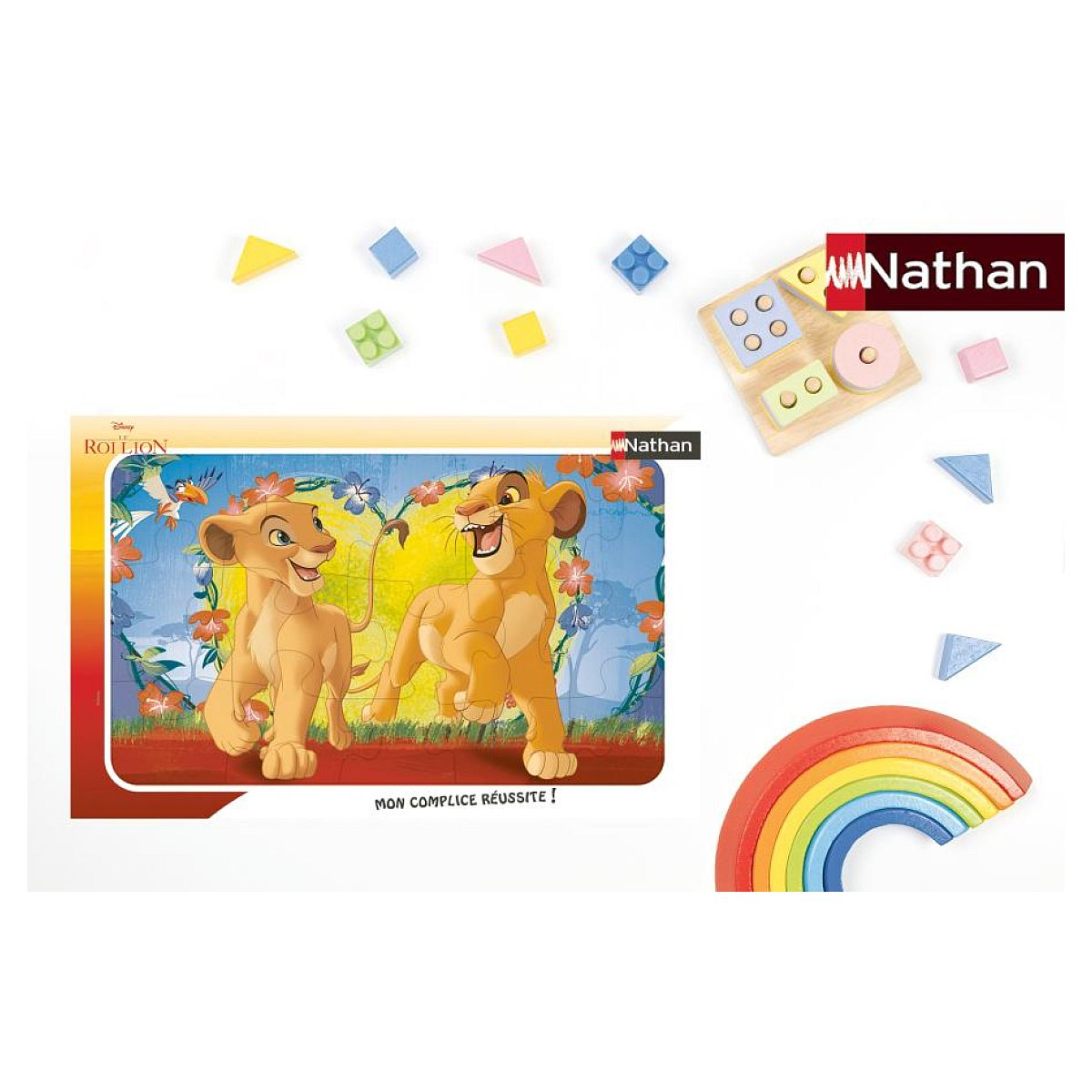 Ein König der Löwen Puzzle mit Simba und Nala, umgeben von bunten Holzspielzeug und Blöcken.