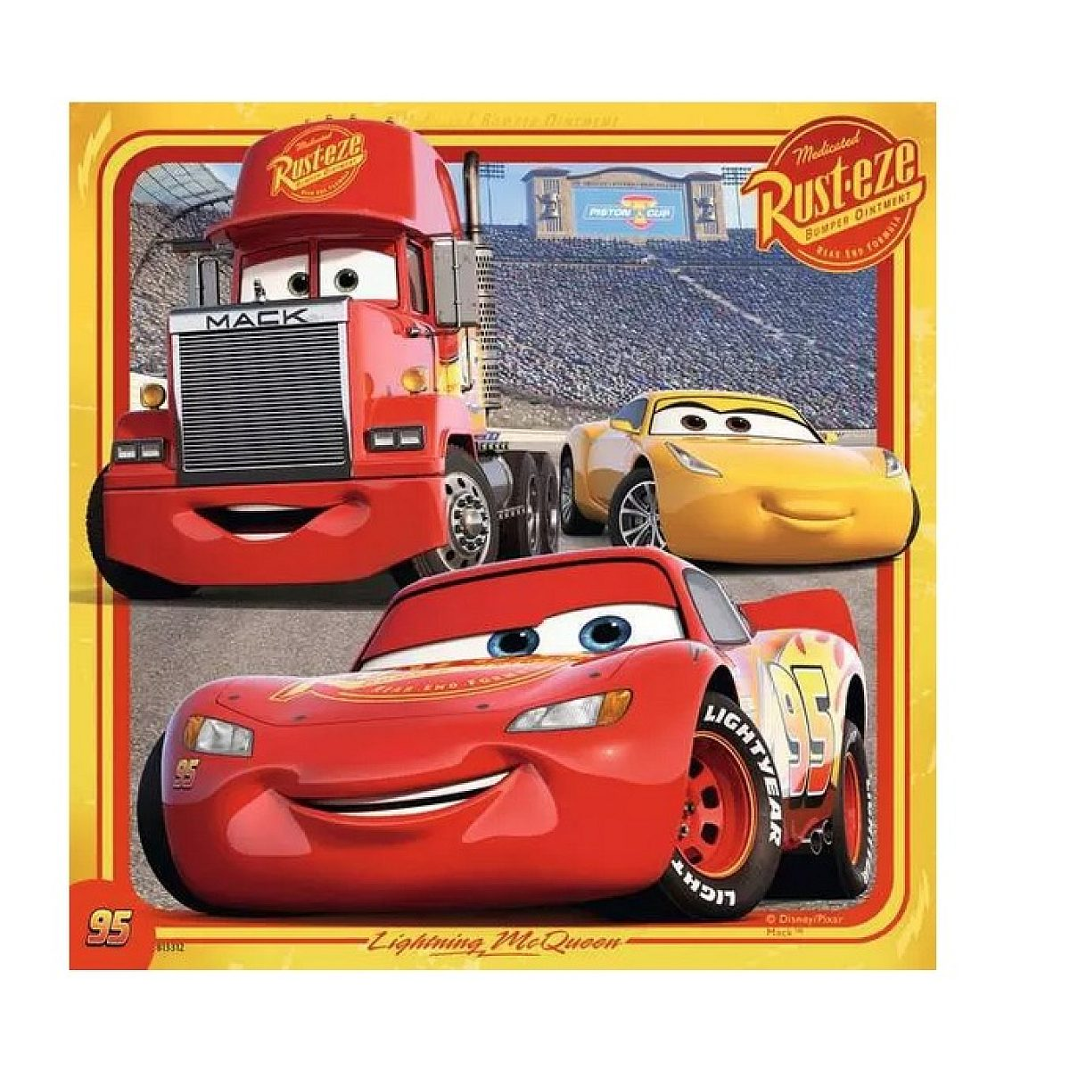 Lightning McQueen, Mack und ein gelbes Auto vor einer Rennstrecke.
