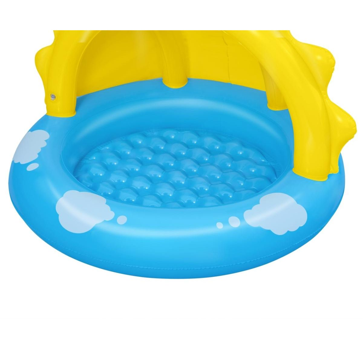 Una pequeña piscina infantil azul inflable con parasol amarillo y nubes blancas.