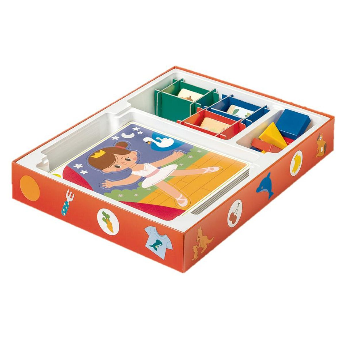 Una caja de juego naranja abierta que contiene cartas, figuras de madera de colores y pequeños compartimentos.