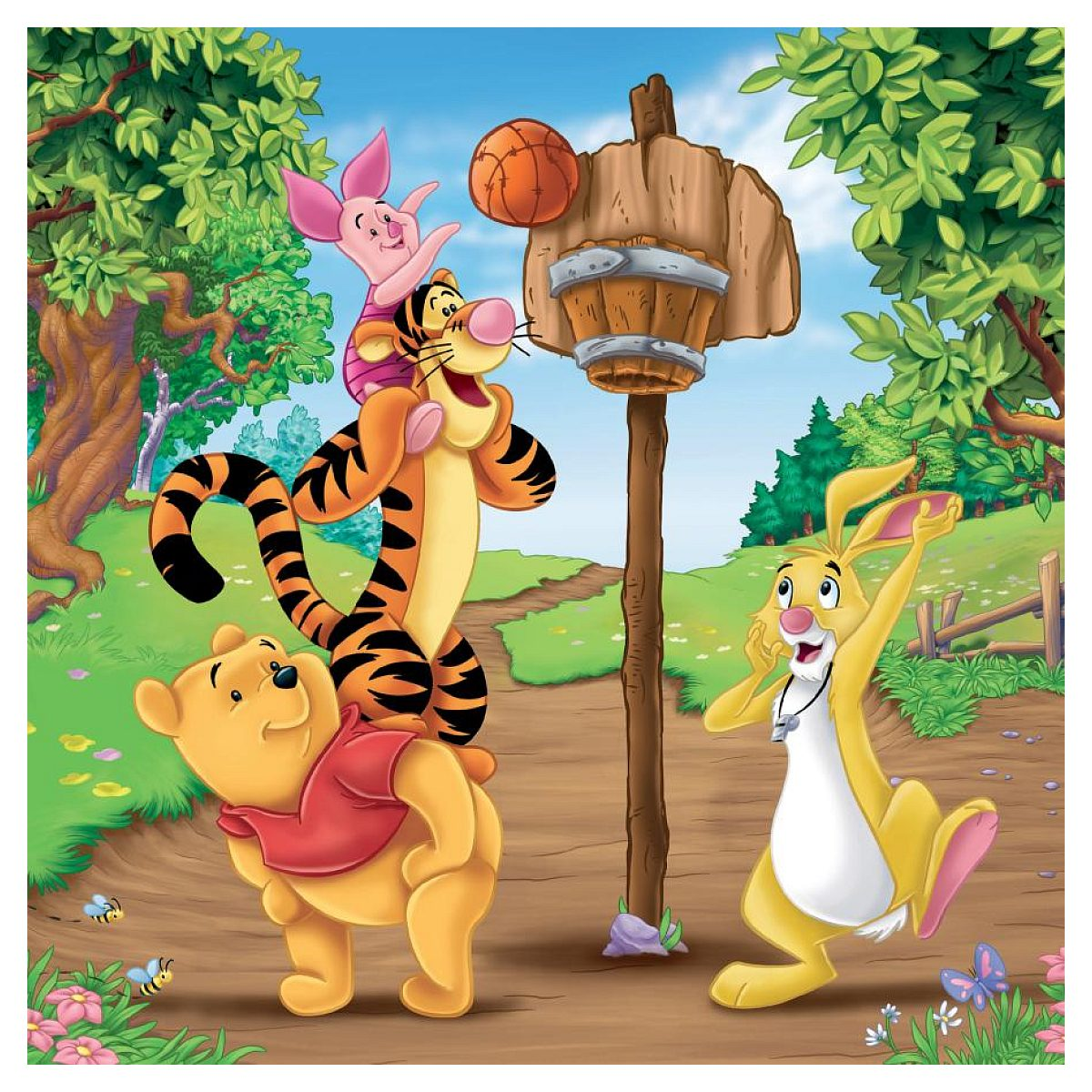 Winnie l'ourson, Tigrou et Porcinet jouent au basket en forêt avec Coco Lapin arbitre.